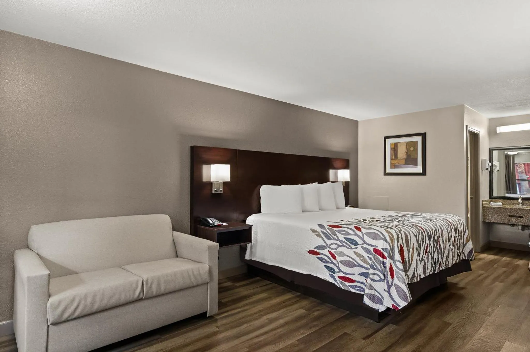 Photo of the whole room, Bed in Red Roof Inn Baldwin