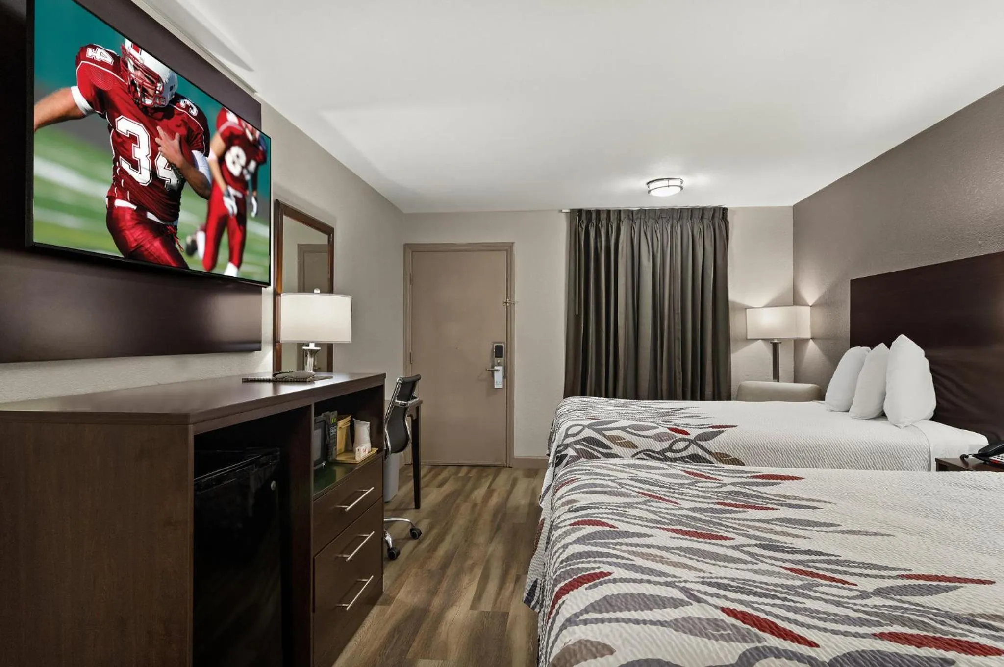 Photo of the whole room, Bed in Red Roof Inn Baldwin