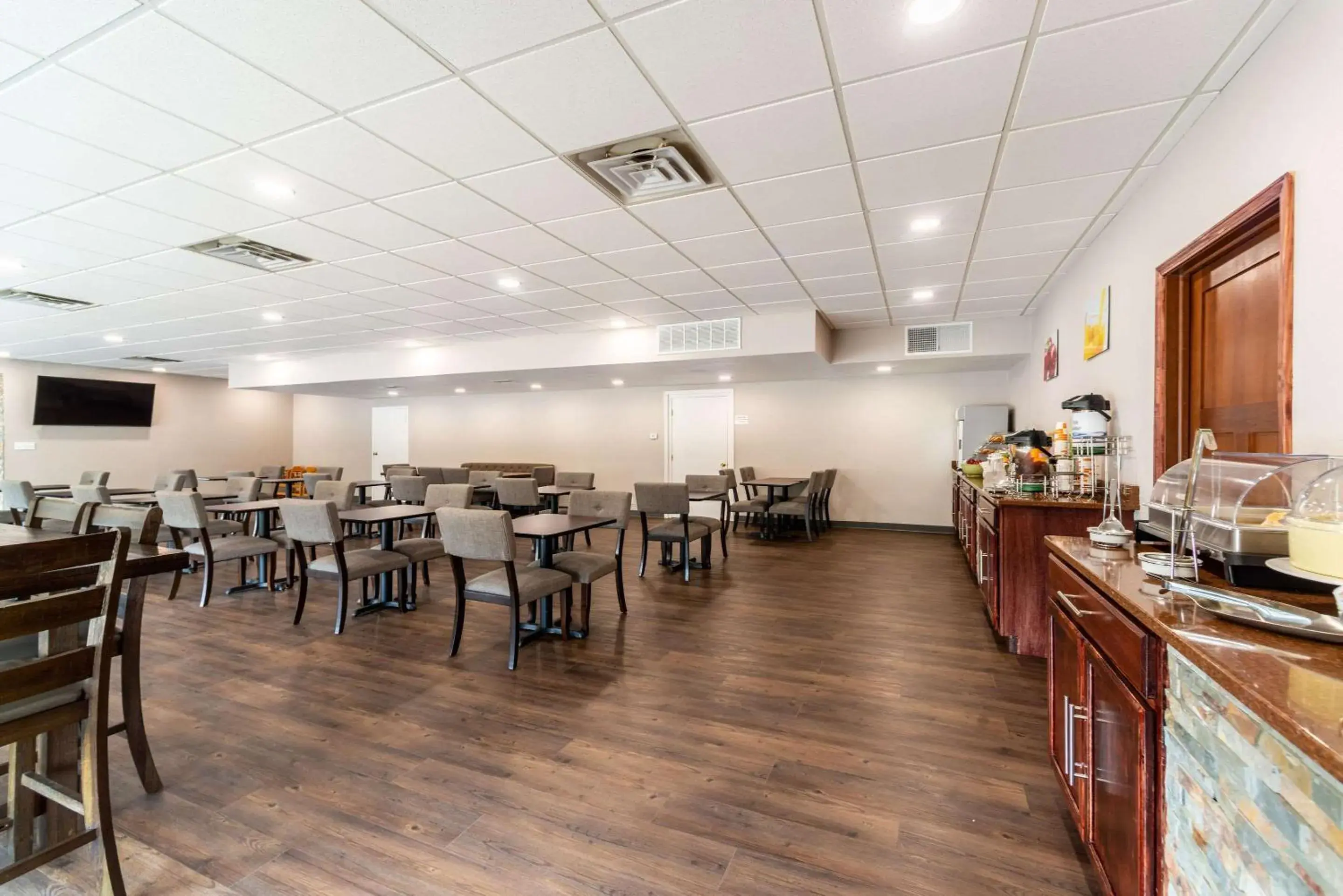 Breakfast in Quality Inn & Suites Vandalia near I-70 and Hwy 51 Breakfast in Quality Inn & Suites Vandalia near I-70 and Hwy 51