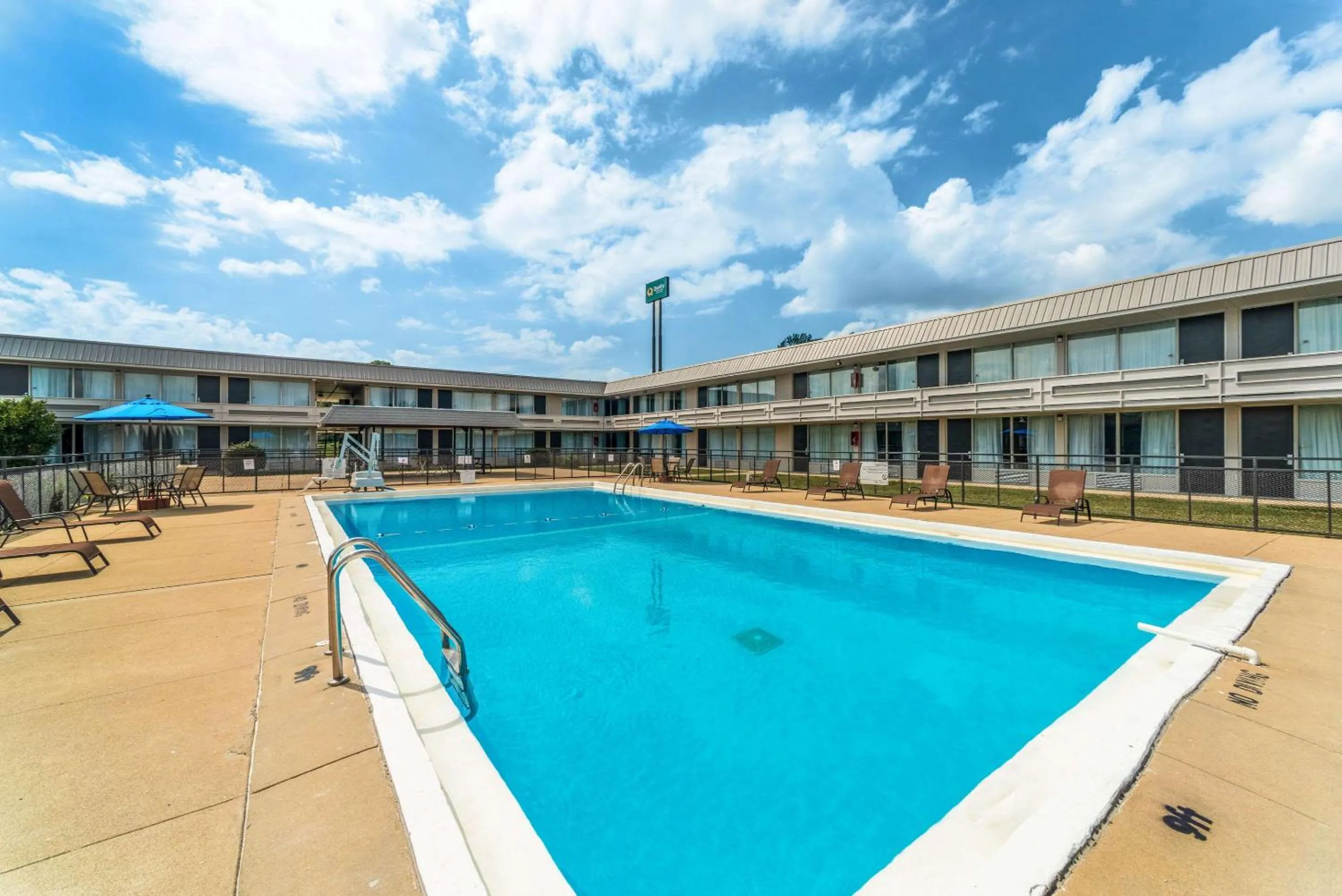 Swimming pool in Quality Inn & Suites Vandalia near I-70 and Hwy 51