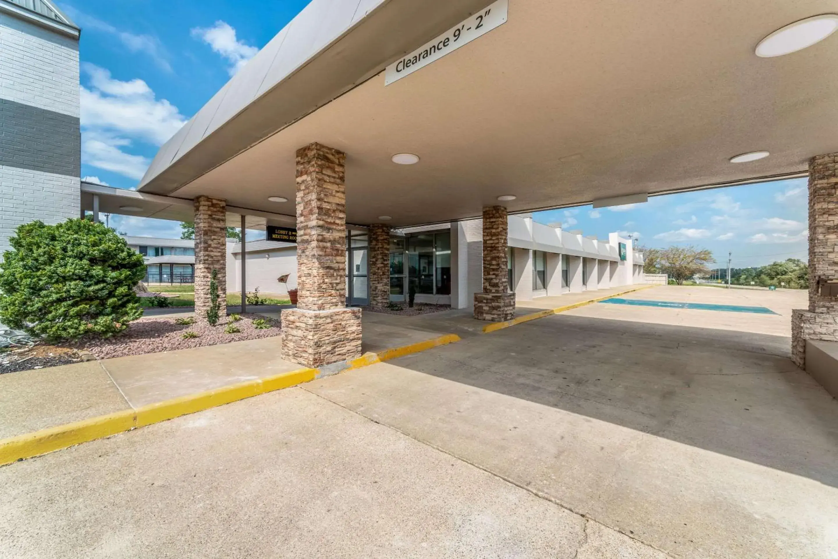 Property building in Quality Inn & Suites Vandalia near I-70 and Hwy 51 Property building in Quality Inn & Suites Vandalia near I-70 and Hwy 51