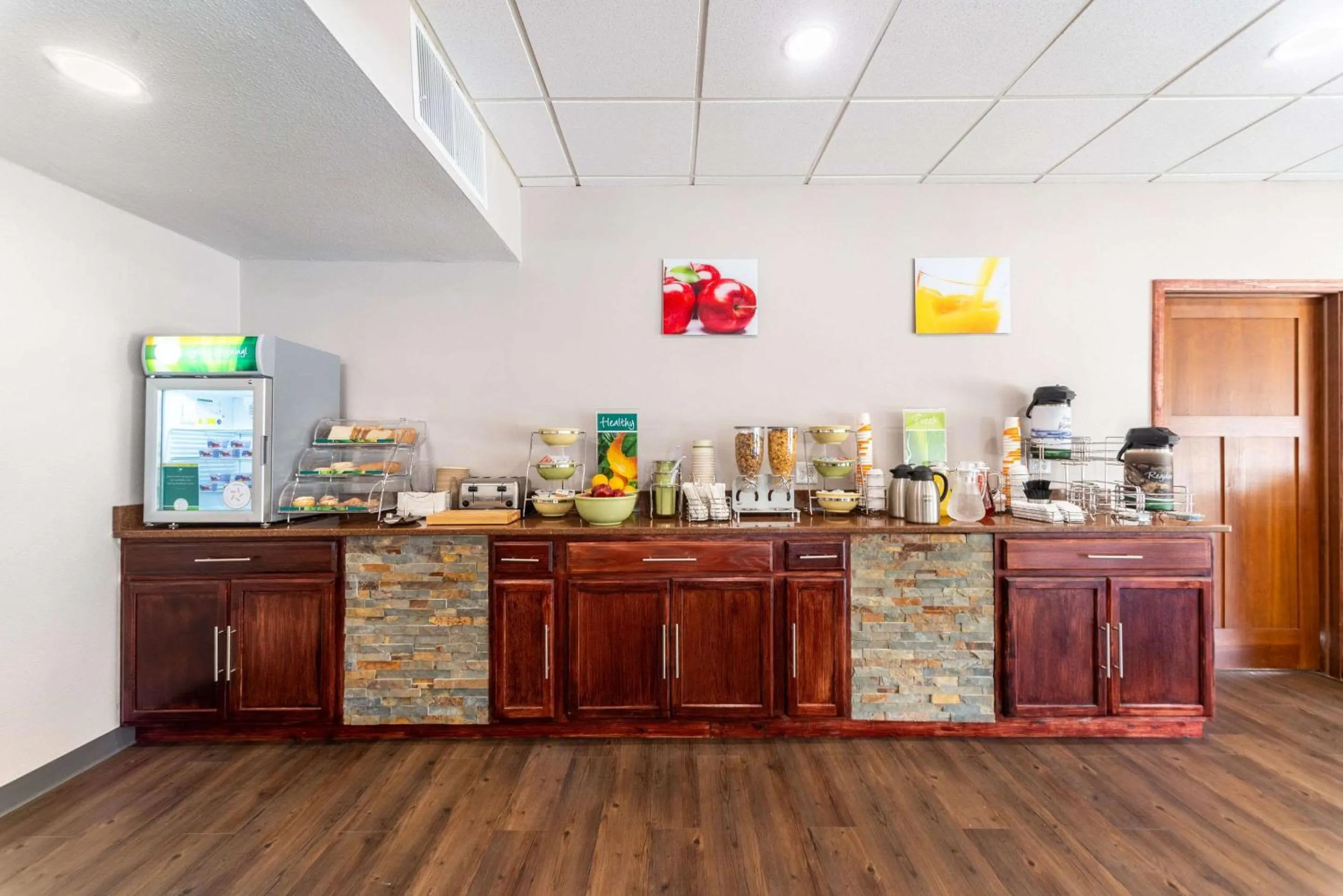 Breakfast in Quality Inn & Suites Vandalia near I-70 and Hwy 51