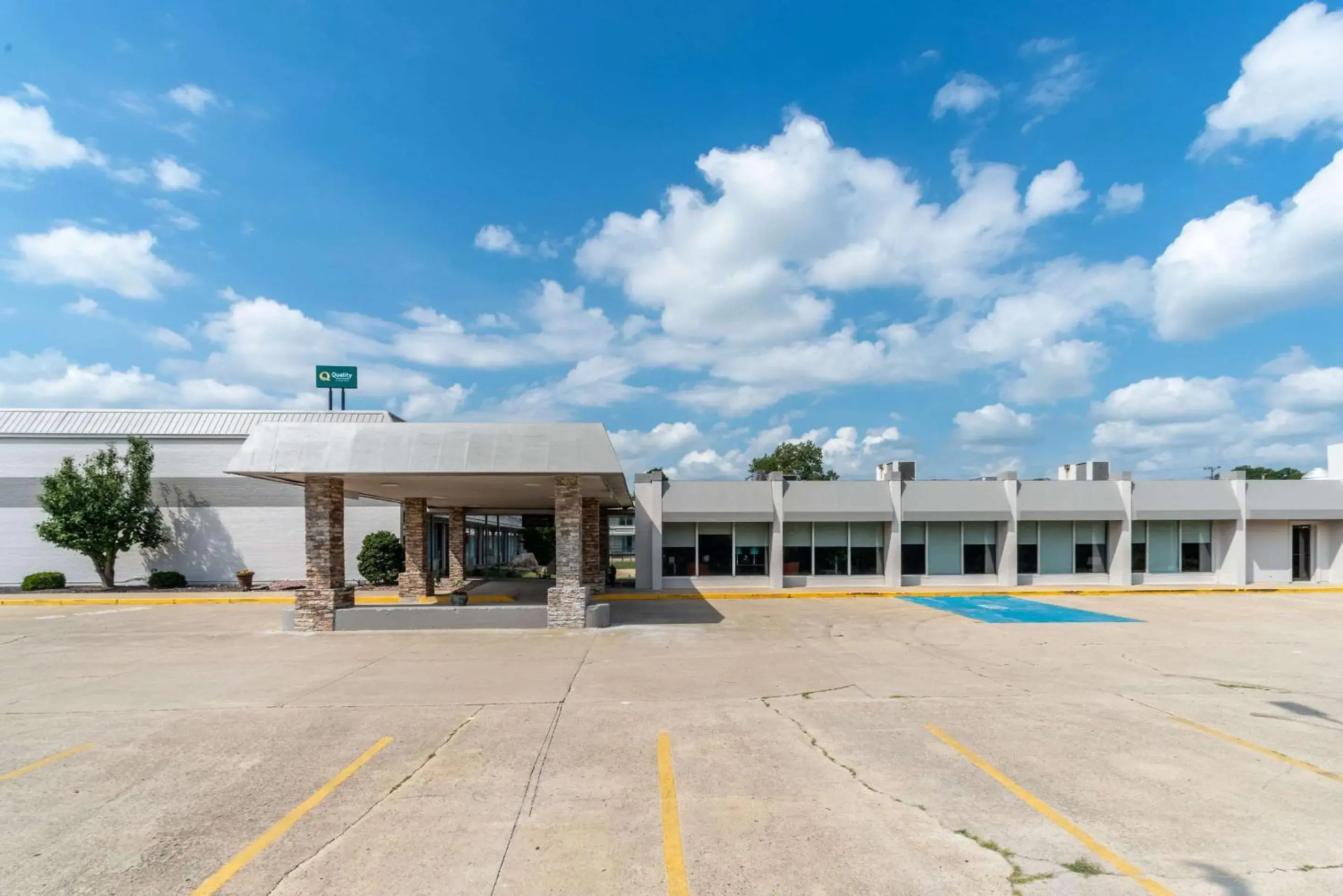Property building in Quality Inn & Suites Vandalia near I-70 and Hwy 51 Property building in Quality Inn & Suites Vandalia near I-70 and Hwy 51