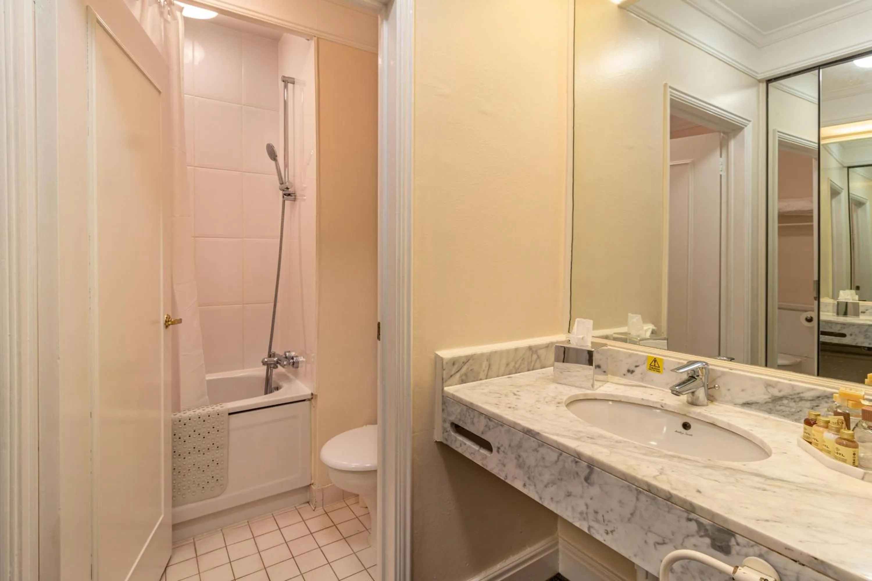 Shower in Bromsgrove Hotel and Spa