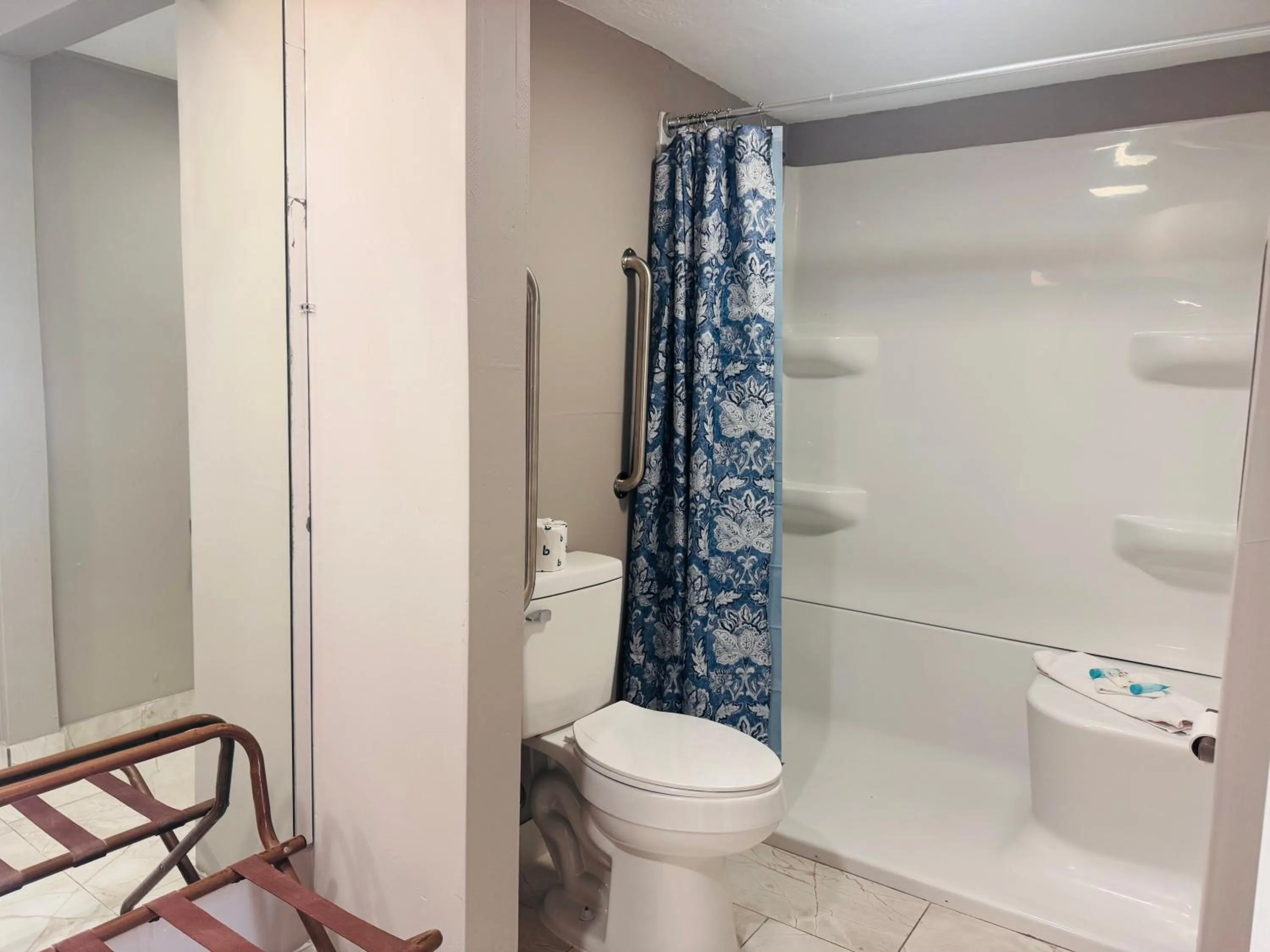 Shower in Wander Inn