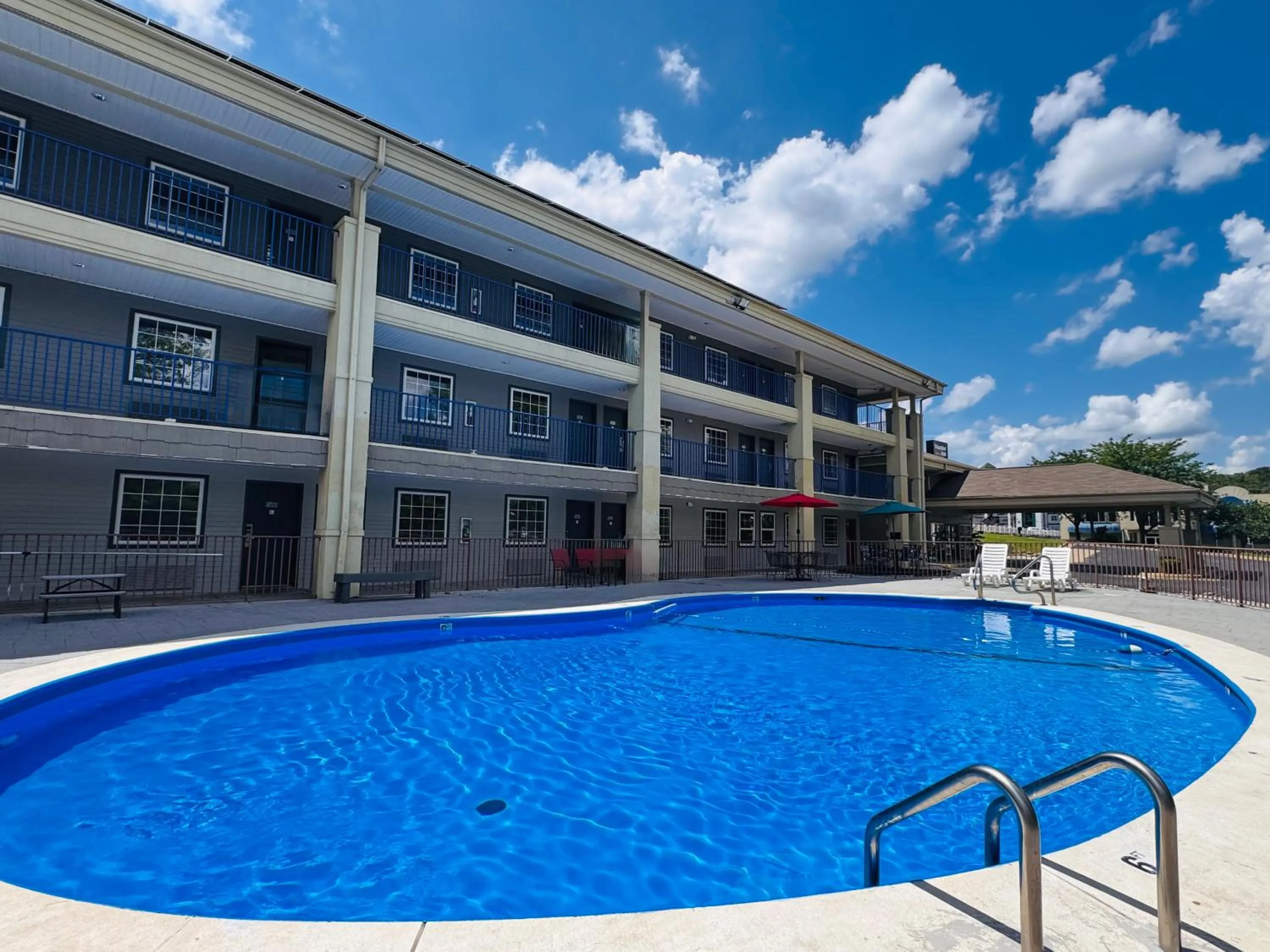 Swimming pool in Wander Inn