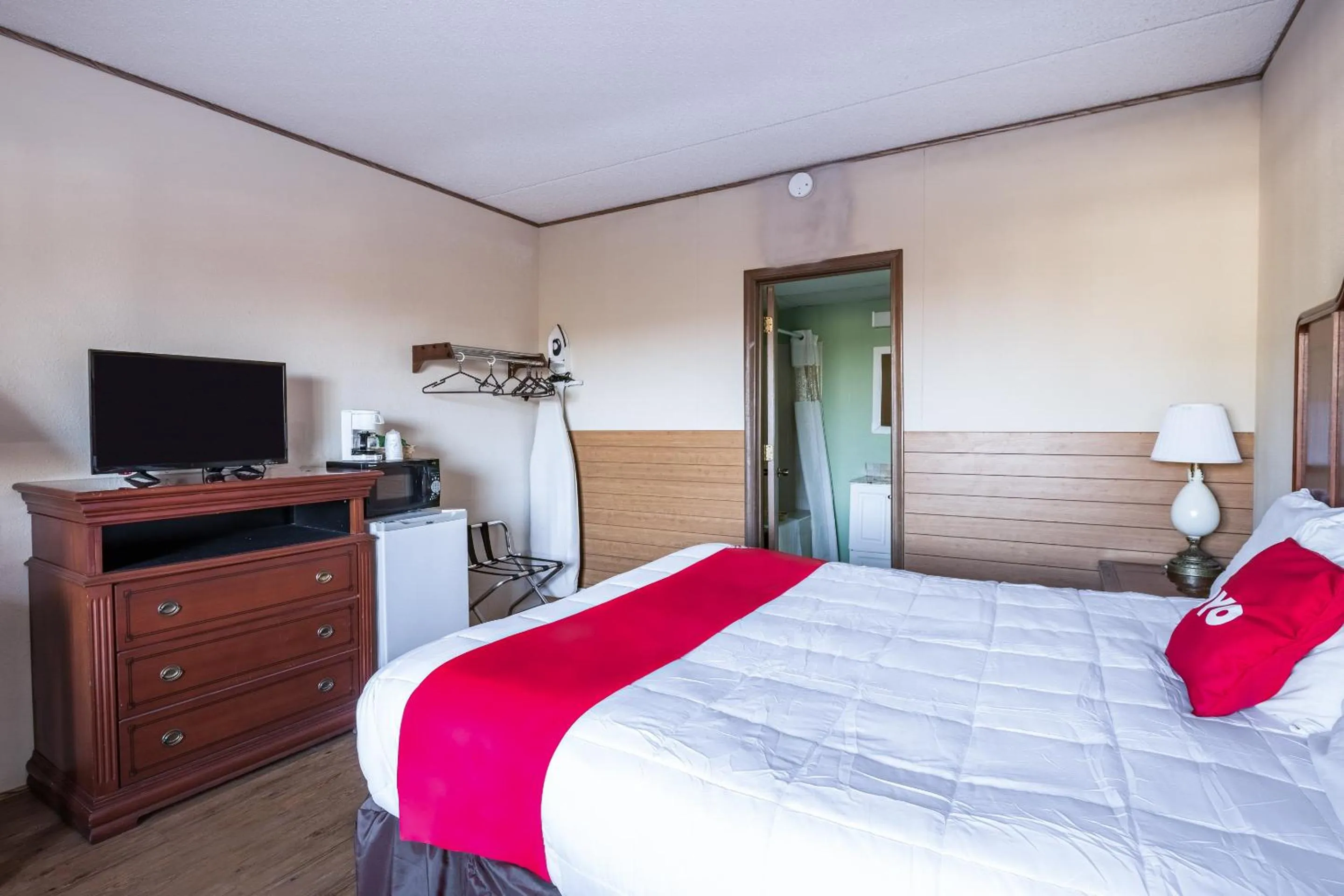 Bedroom in OYO Hotel Windmill Branson