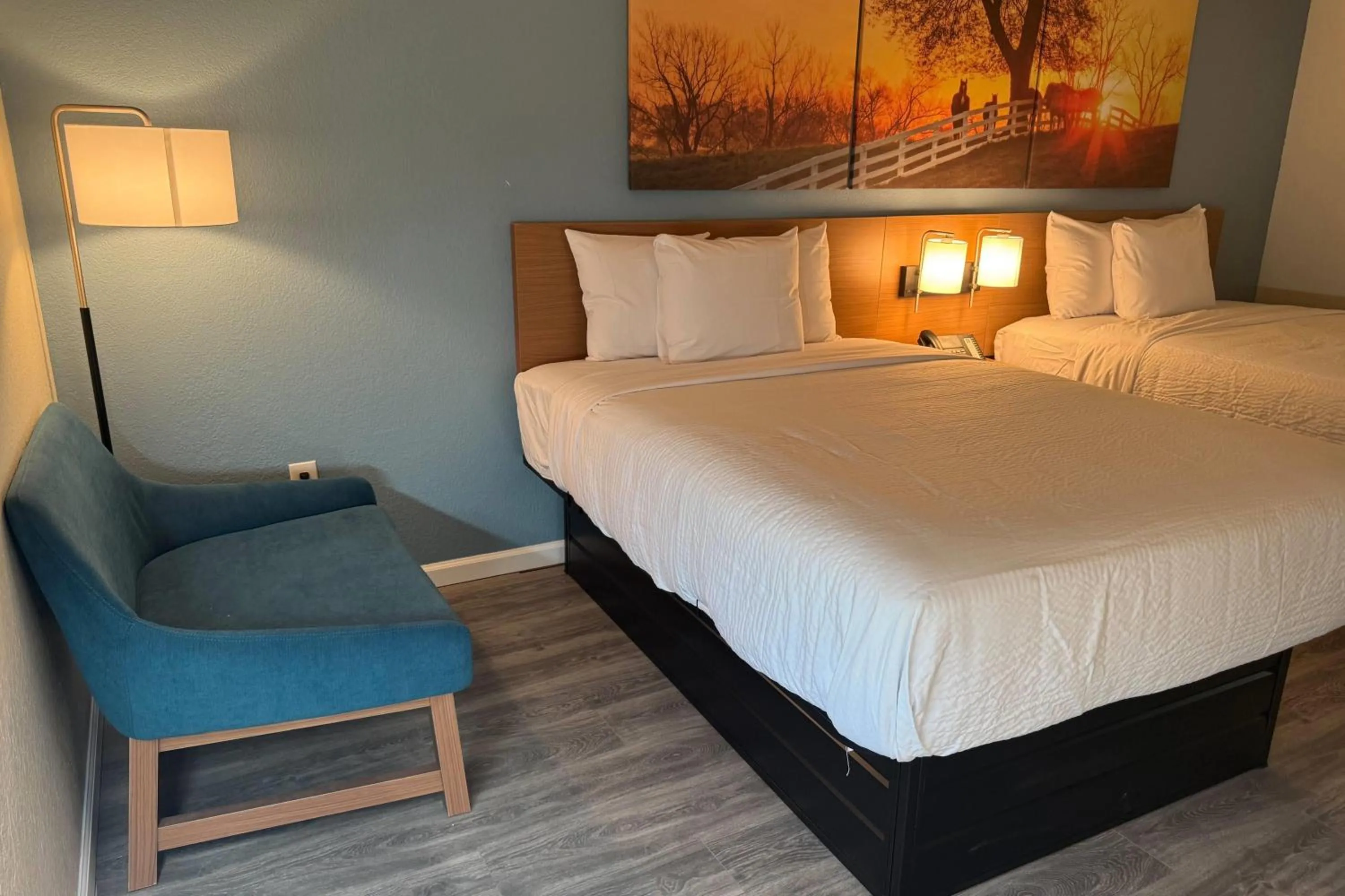 Photo of the whole room, Bed in Days Inn & Suites by Wyndham Festus