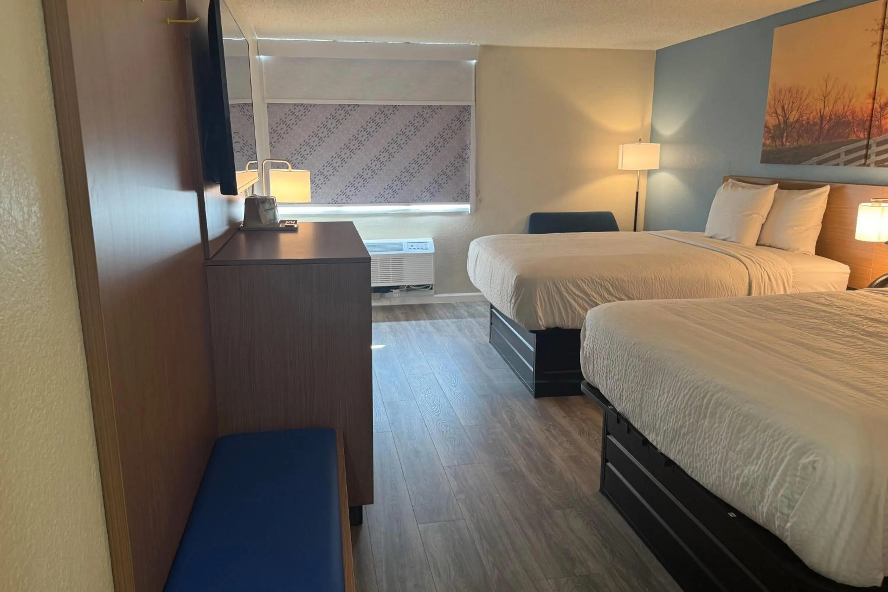 Photo of the whole room, Bed in Days Inn & Suites by Wyndham Festus
