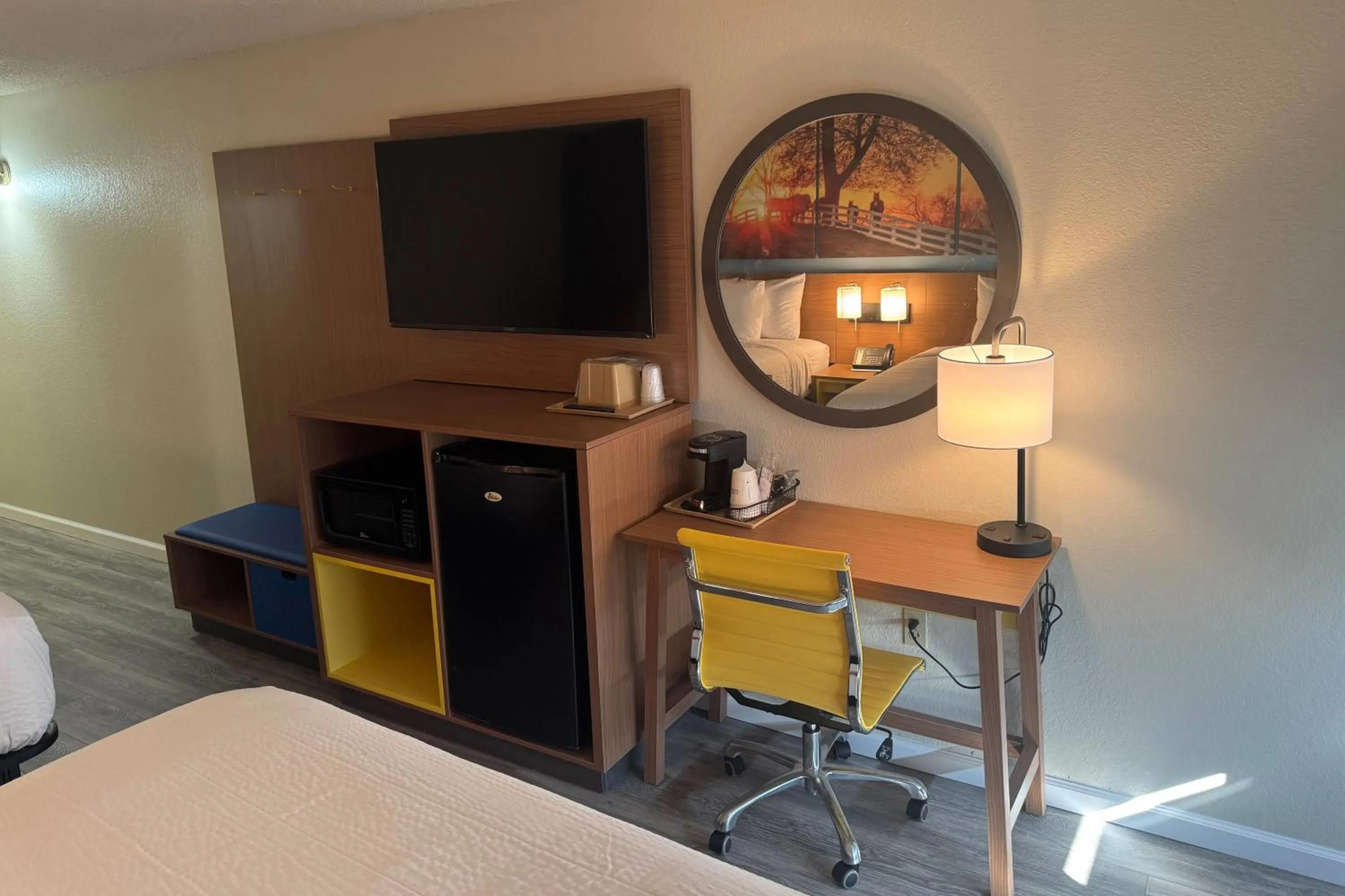 Photo of the whole room, Bed in Days Inn & Suites by Wyndham Festus