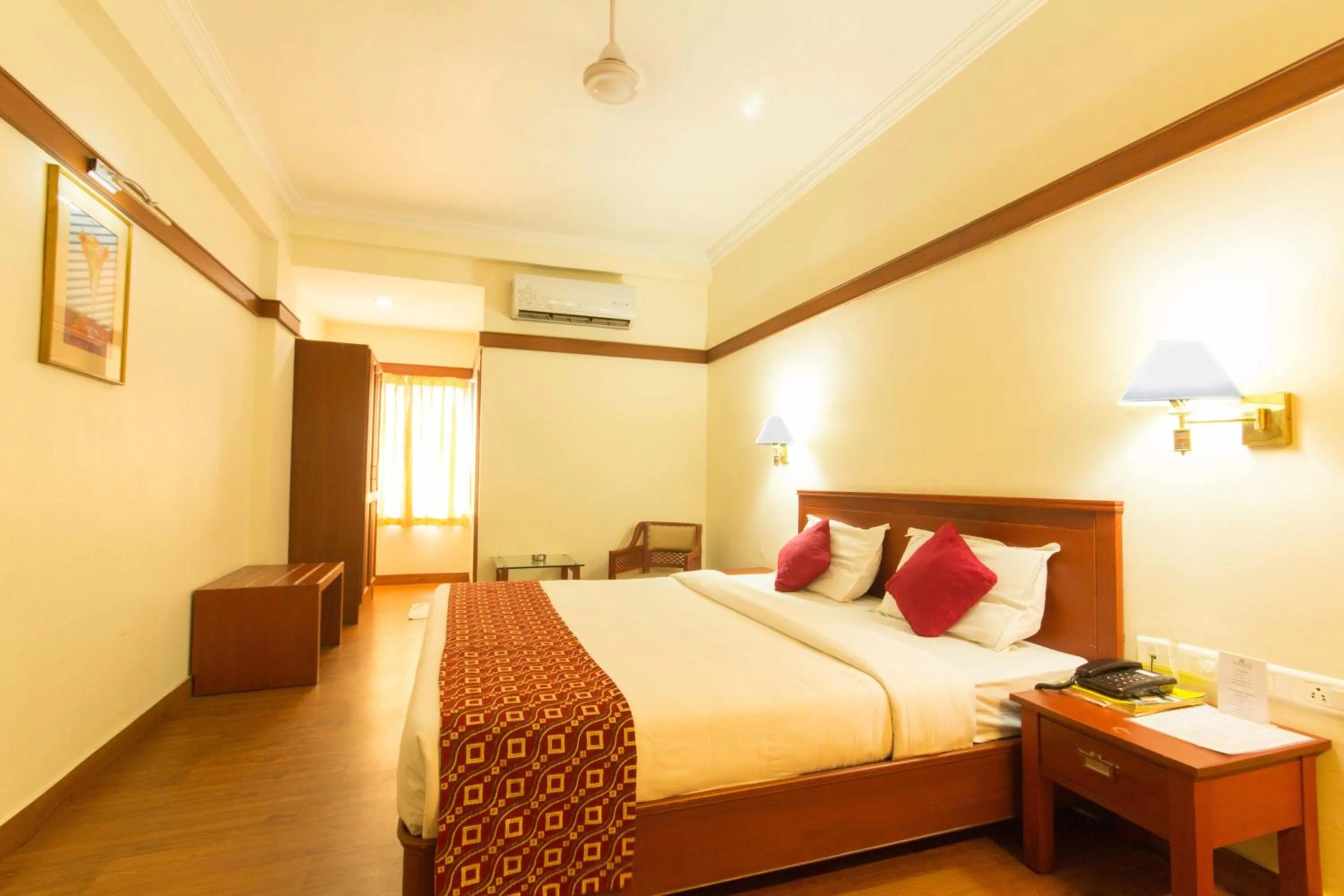 Seating area, Bed in Hotel Aiswarya