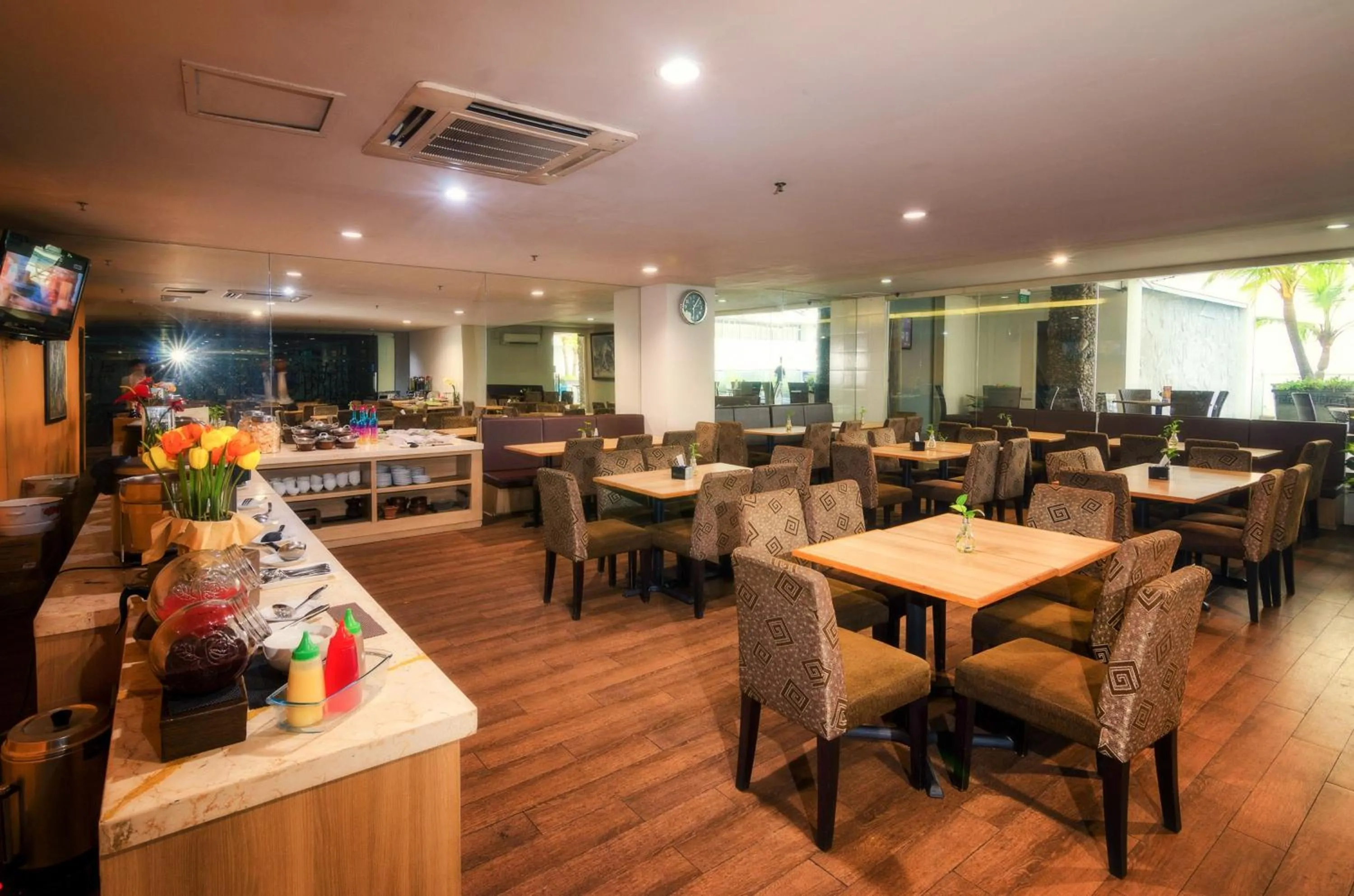 Restaurant/places to eat in The Square Surabaya Hotel