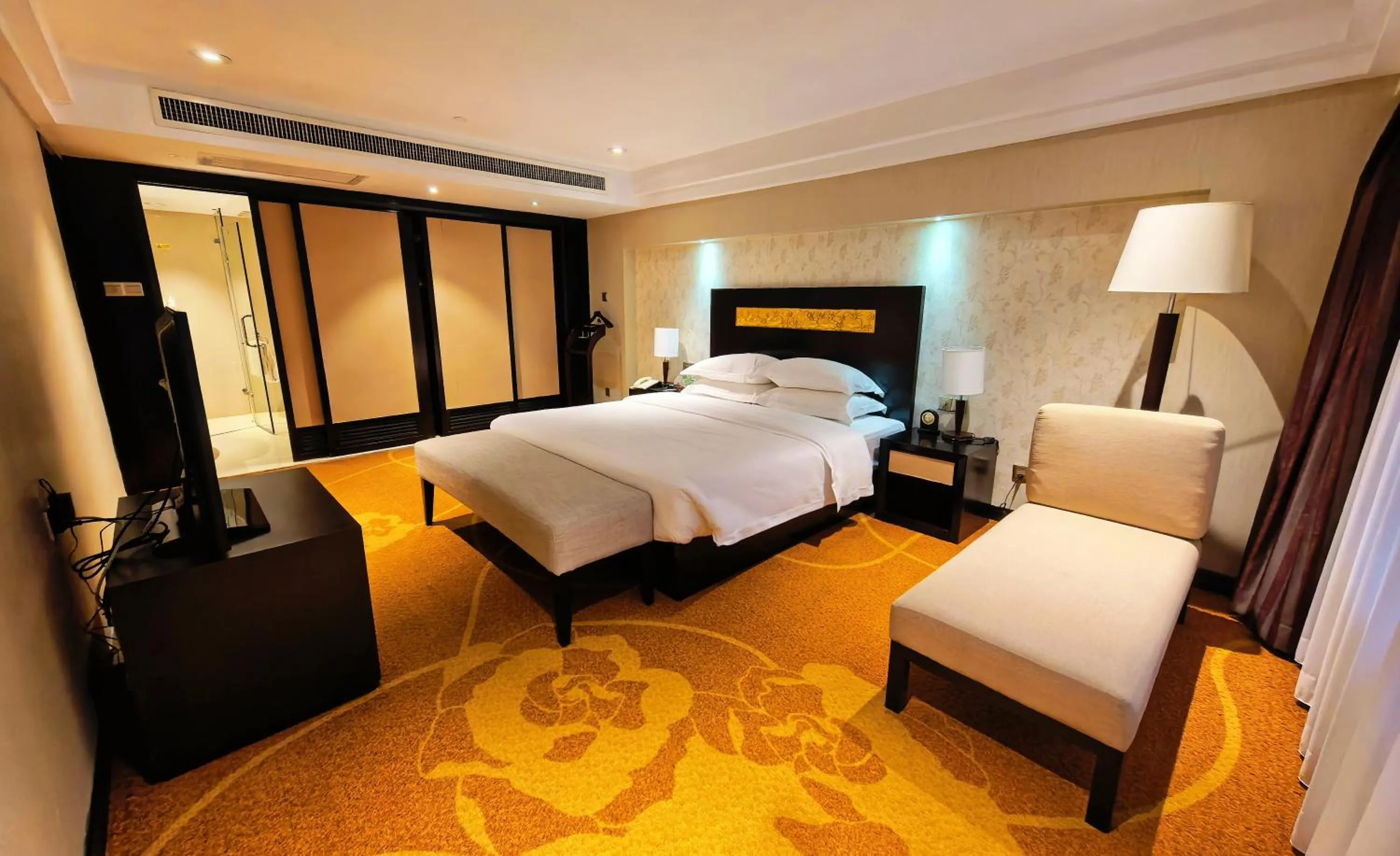 Bedroom, Bed in Landmark International Hotel