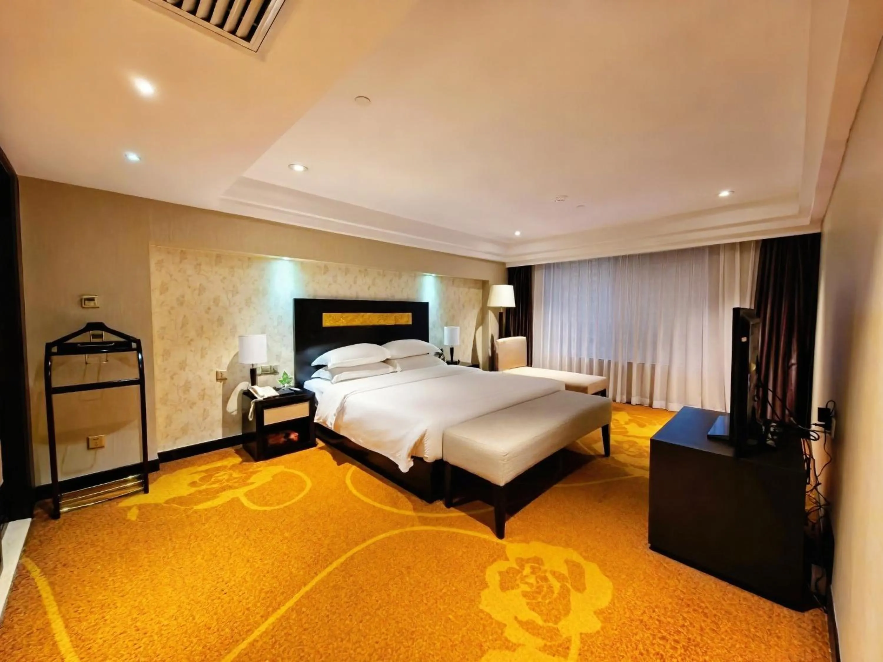 Bedroom, Bed in Landmark International Hotel