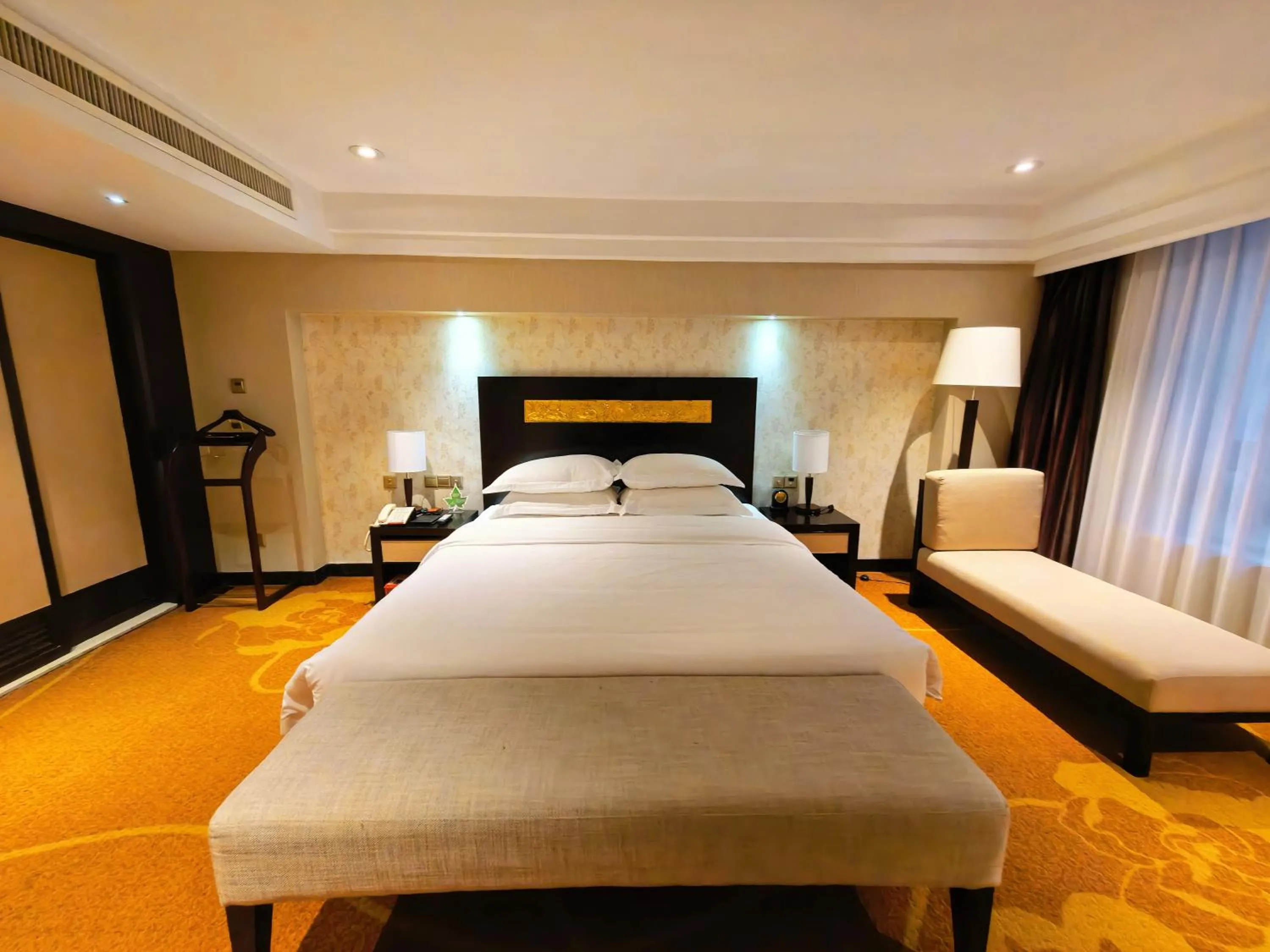 Bedroom, Bed in Landmark International Hotel