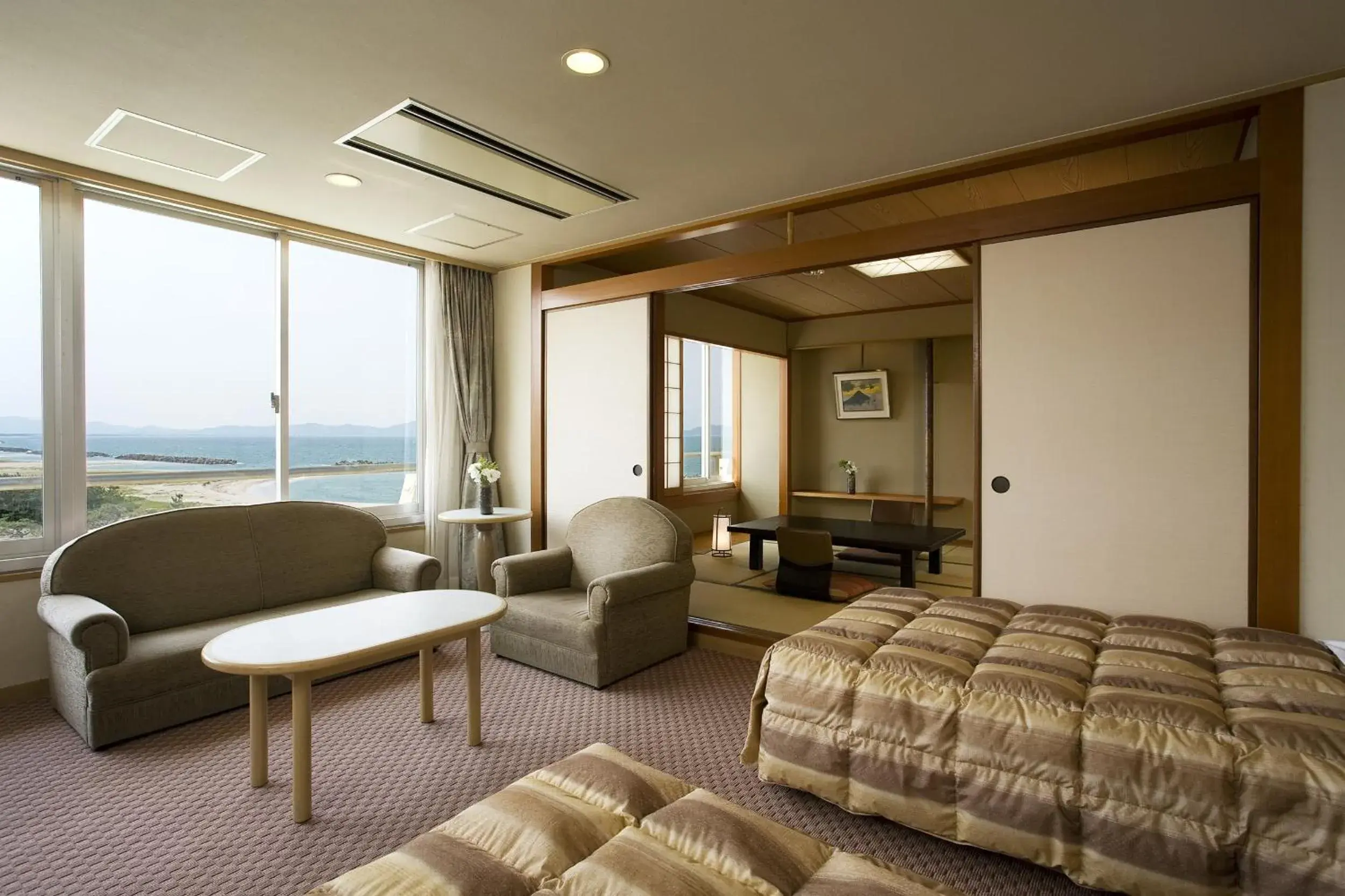 Photo of the whole room, Bed in Kaike Grand Hotel Tensui Photo of the whole room, Bed in Kaike Grand Hotel Tensui