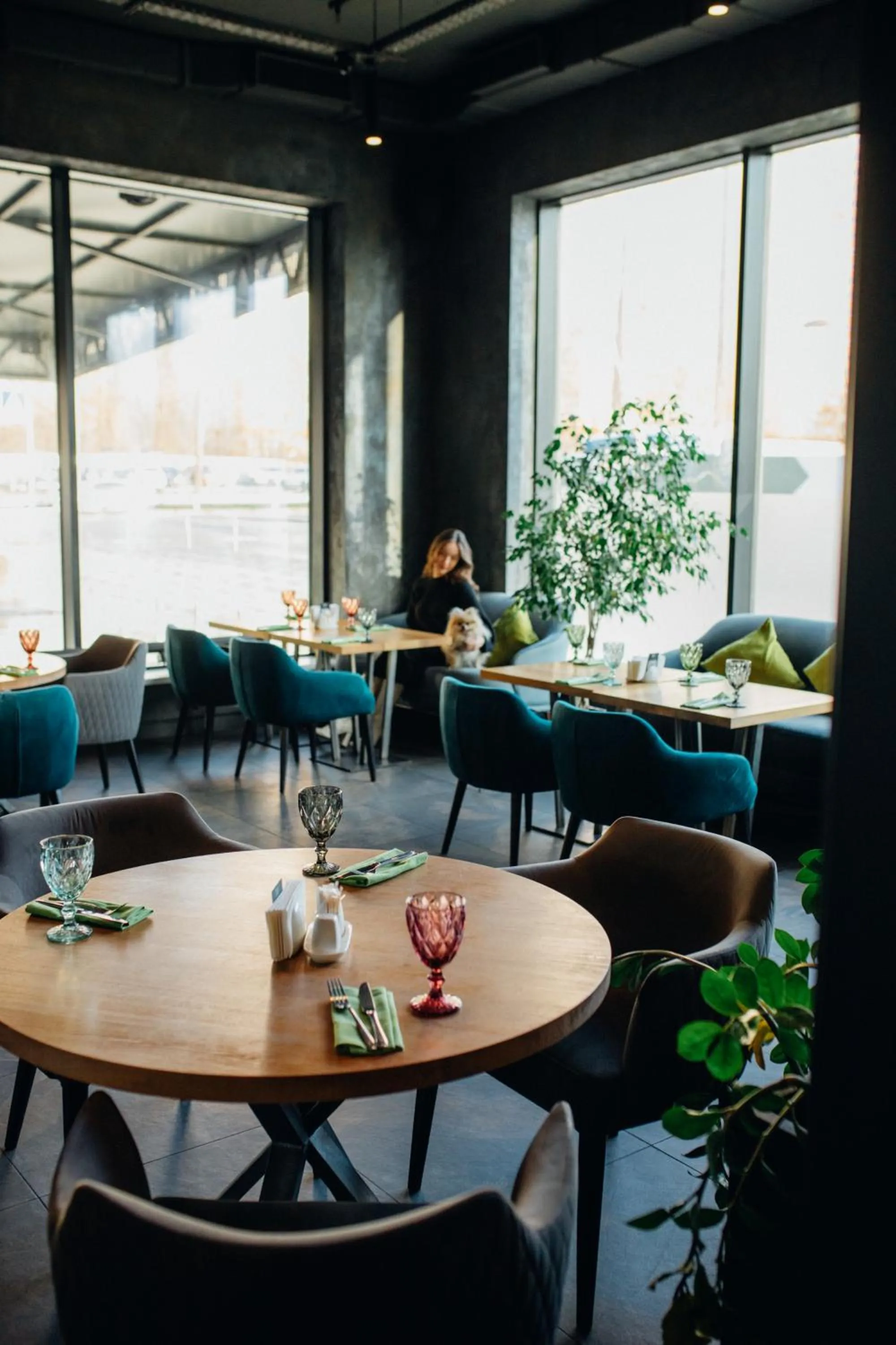 Restaurant/places to eat in Favor Park Hotel