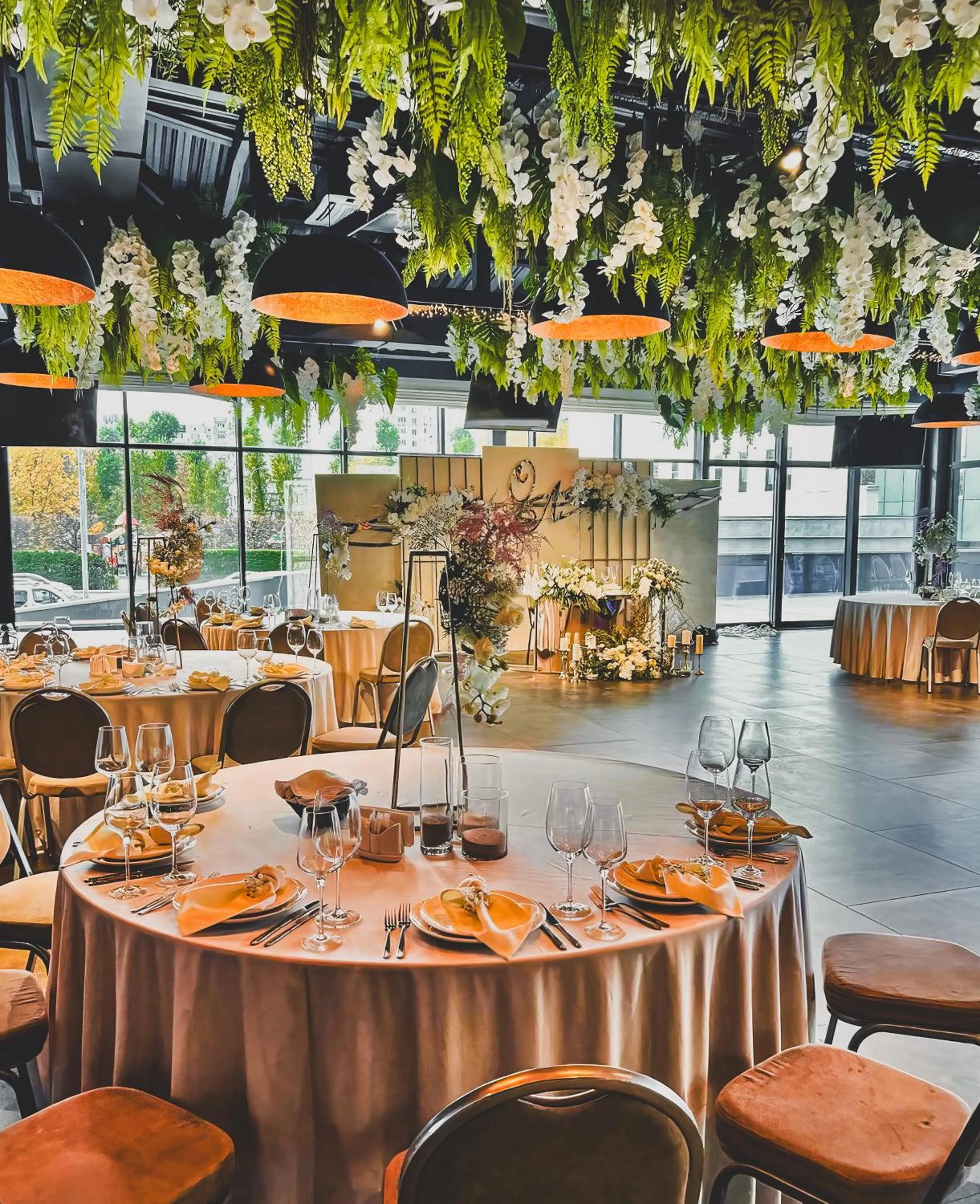 Restaurant/places to eat in Favor Park Hotel