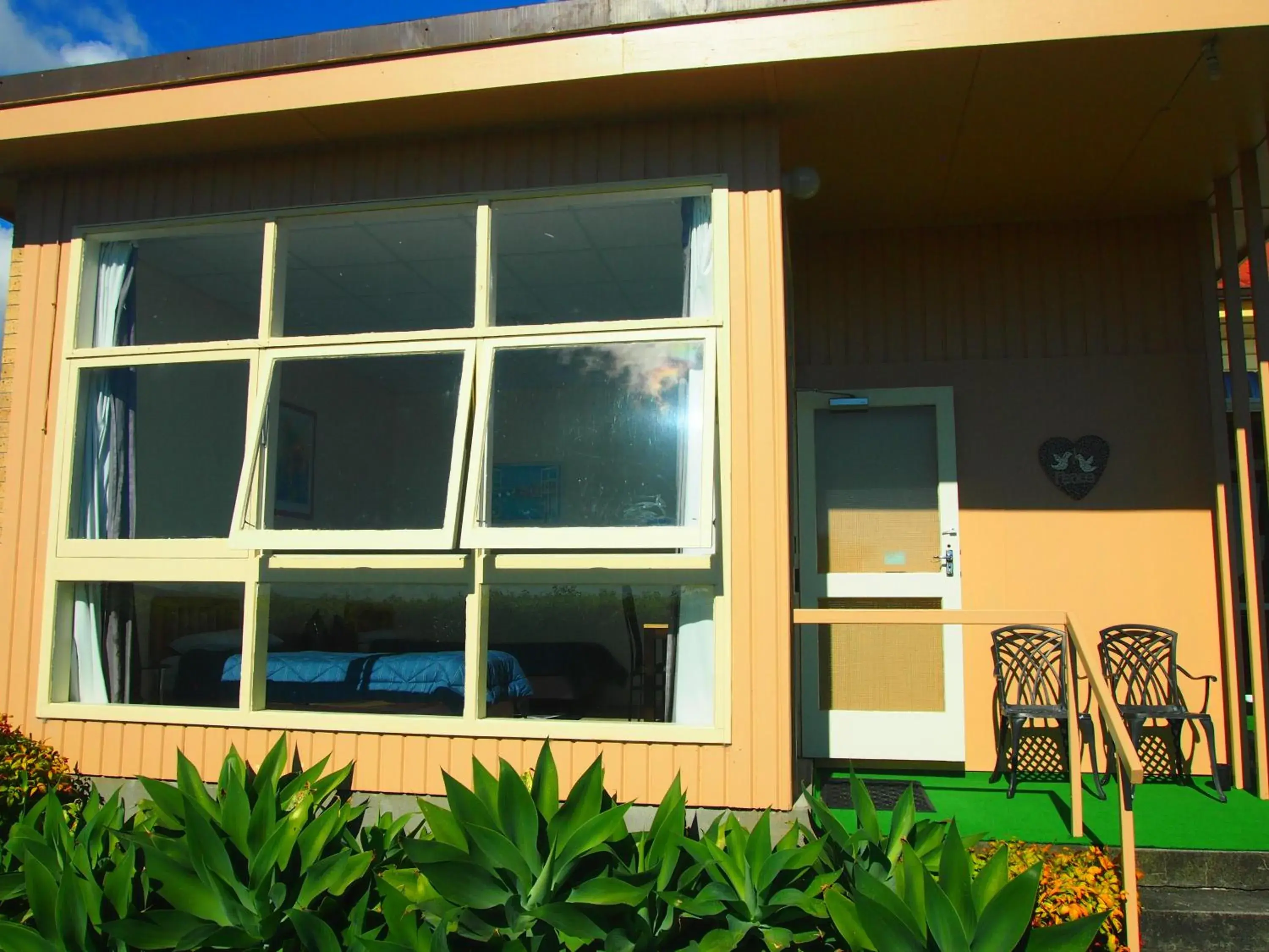 Facade/entrance in Manor Views NZ Facade/entrance in Manor Views NZ