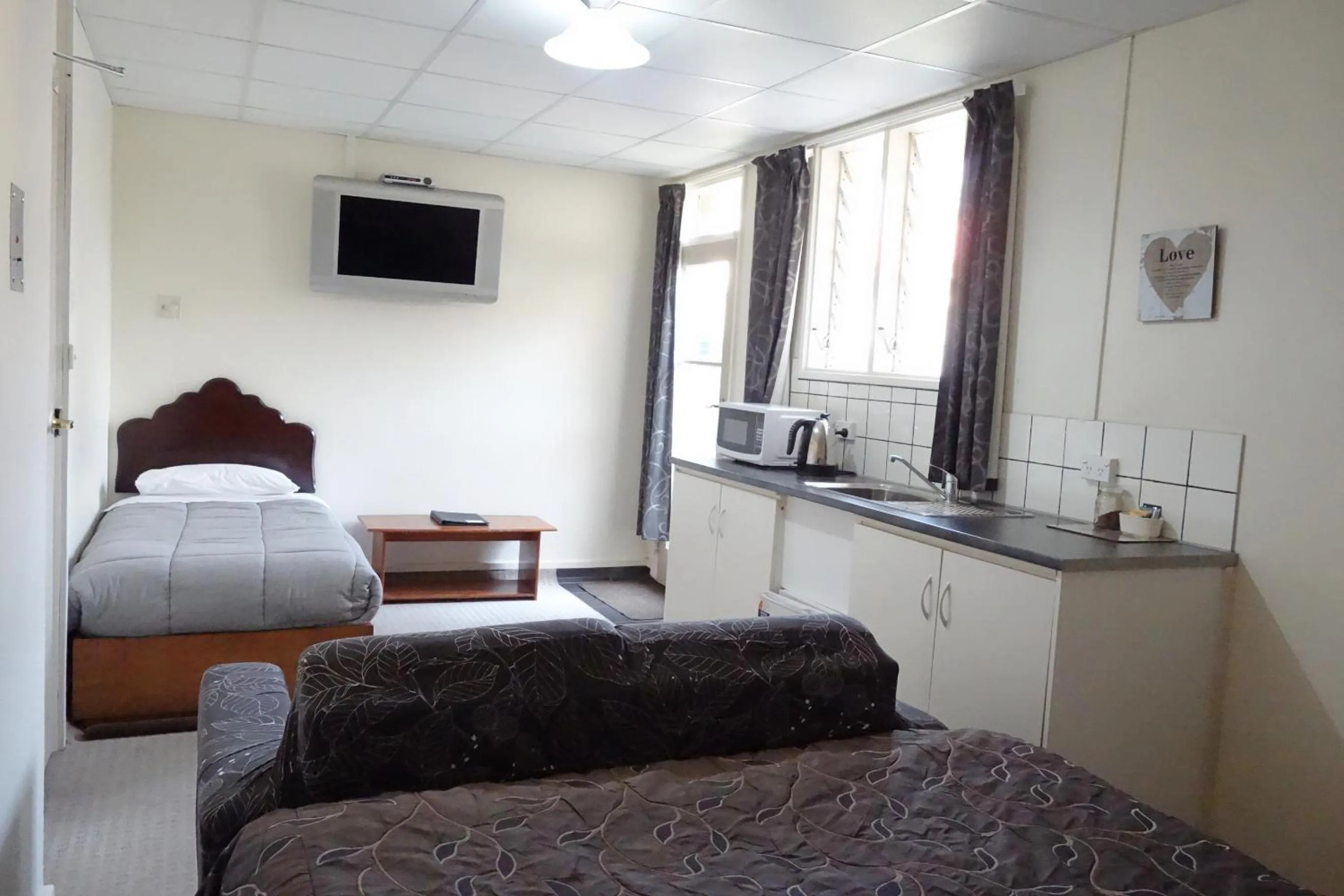 Photo of the whole room, Bed in Manor Views NZ