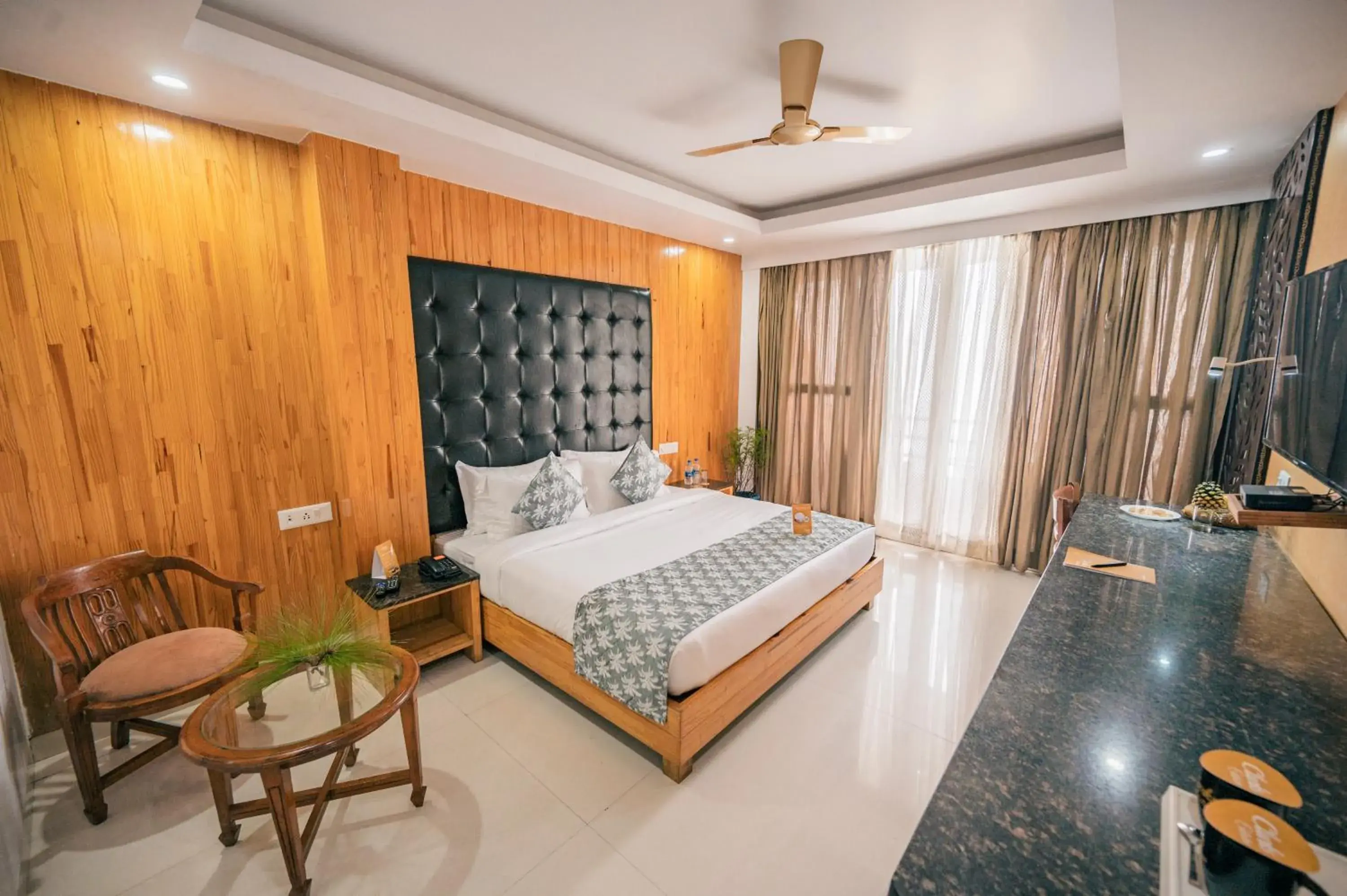 Double Room with Mountain View: 10% off on Food & Beverage services in Clarks Collection Lansdowne Double Room with Mountain View: 10% off on Food & Beverage services in Clarks Collection Lansdowne