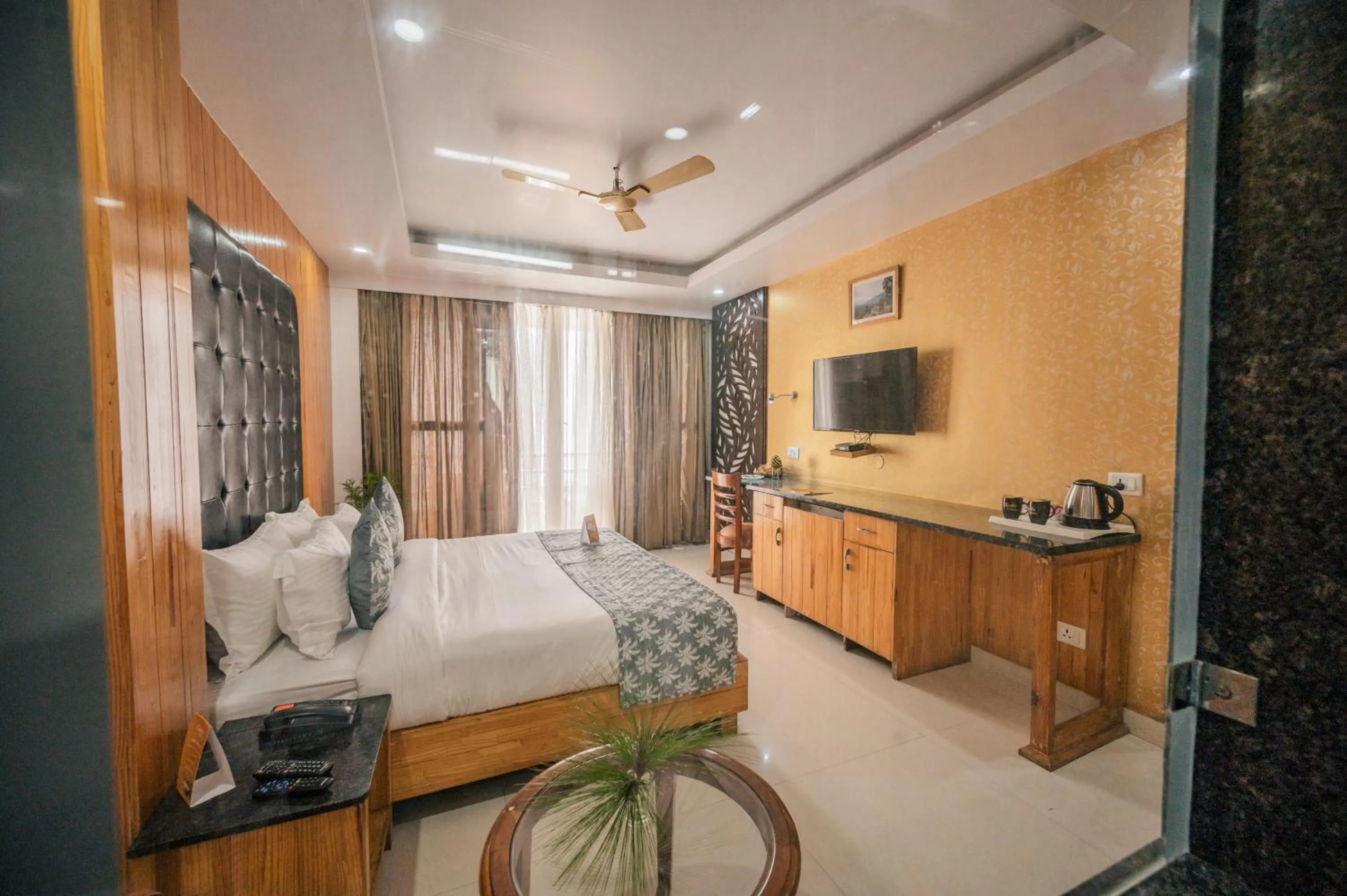 Photo of the whole room, Bed in Clarks Collection Lansdowne