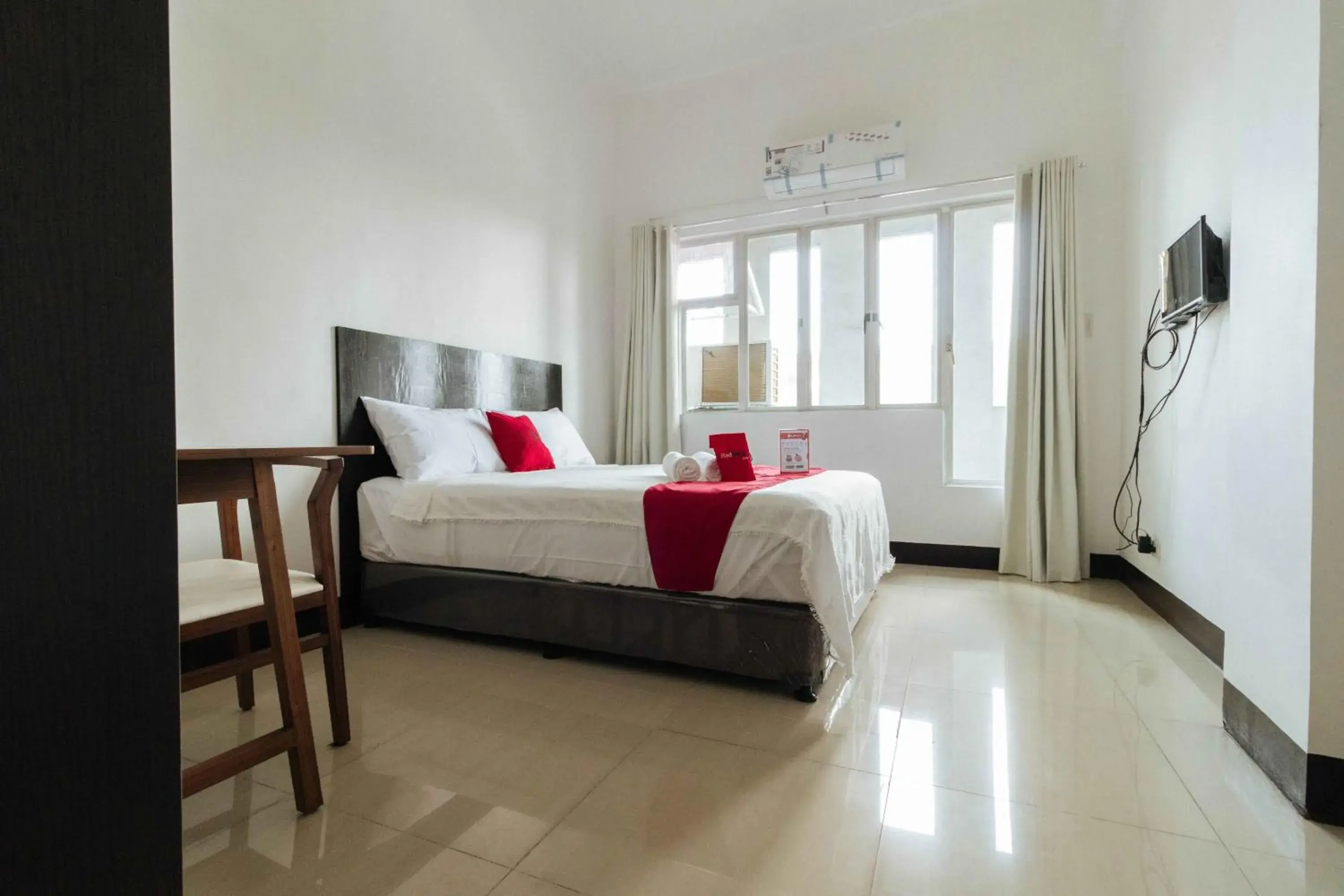 Deluxe Room in RedDoorz Plus at Banawe Quezon City Deluxe Room in RedDoorz Plus at Banawe Quezon City