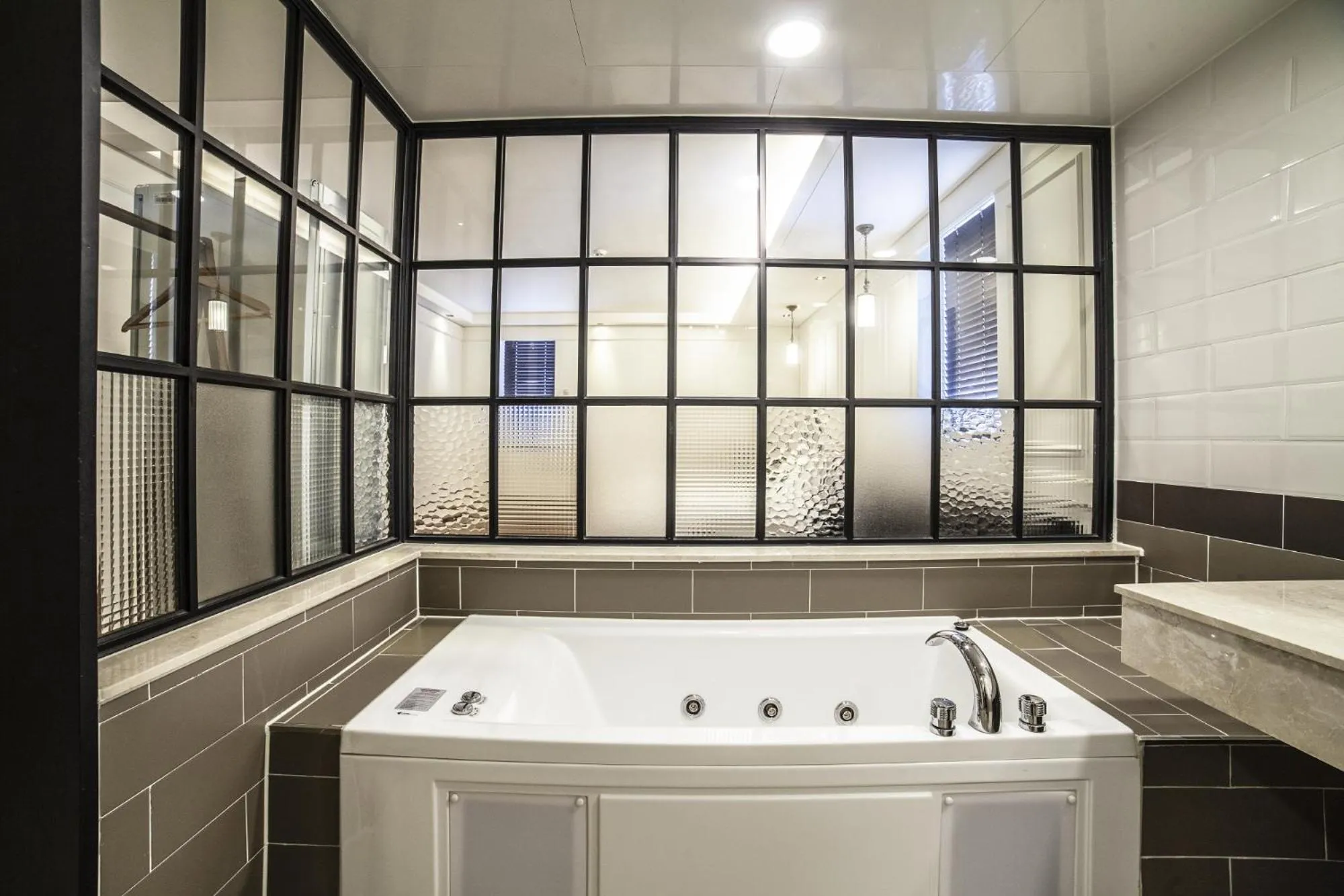 Hot Tub in Hotel Stay 53