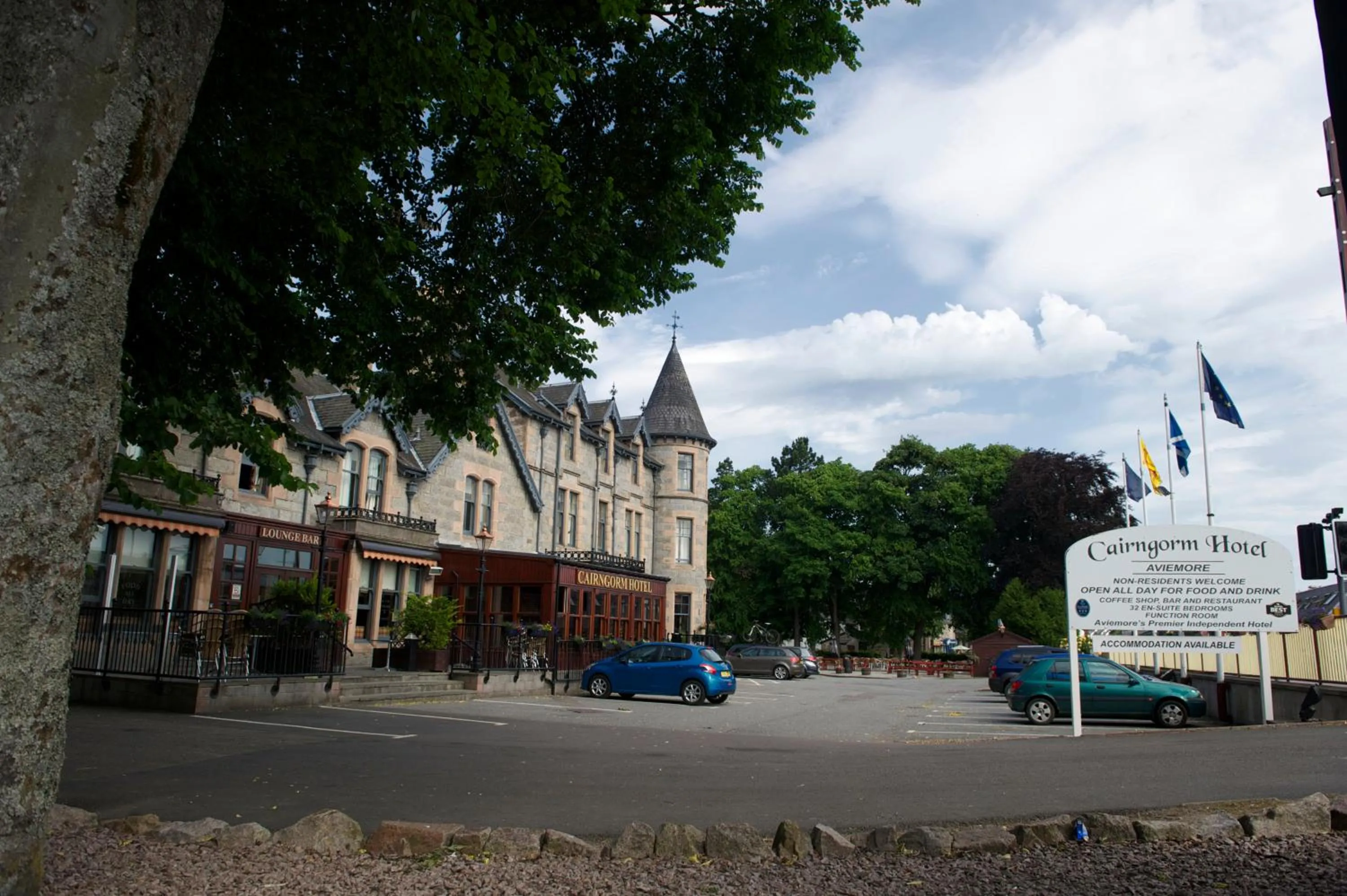 Facade/entrance in Cairngorm Hotel