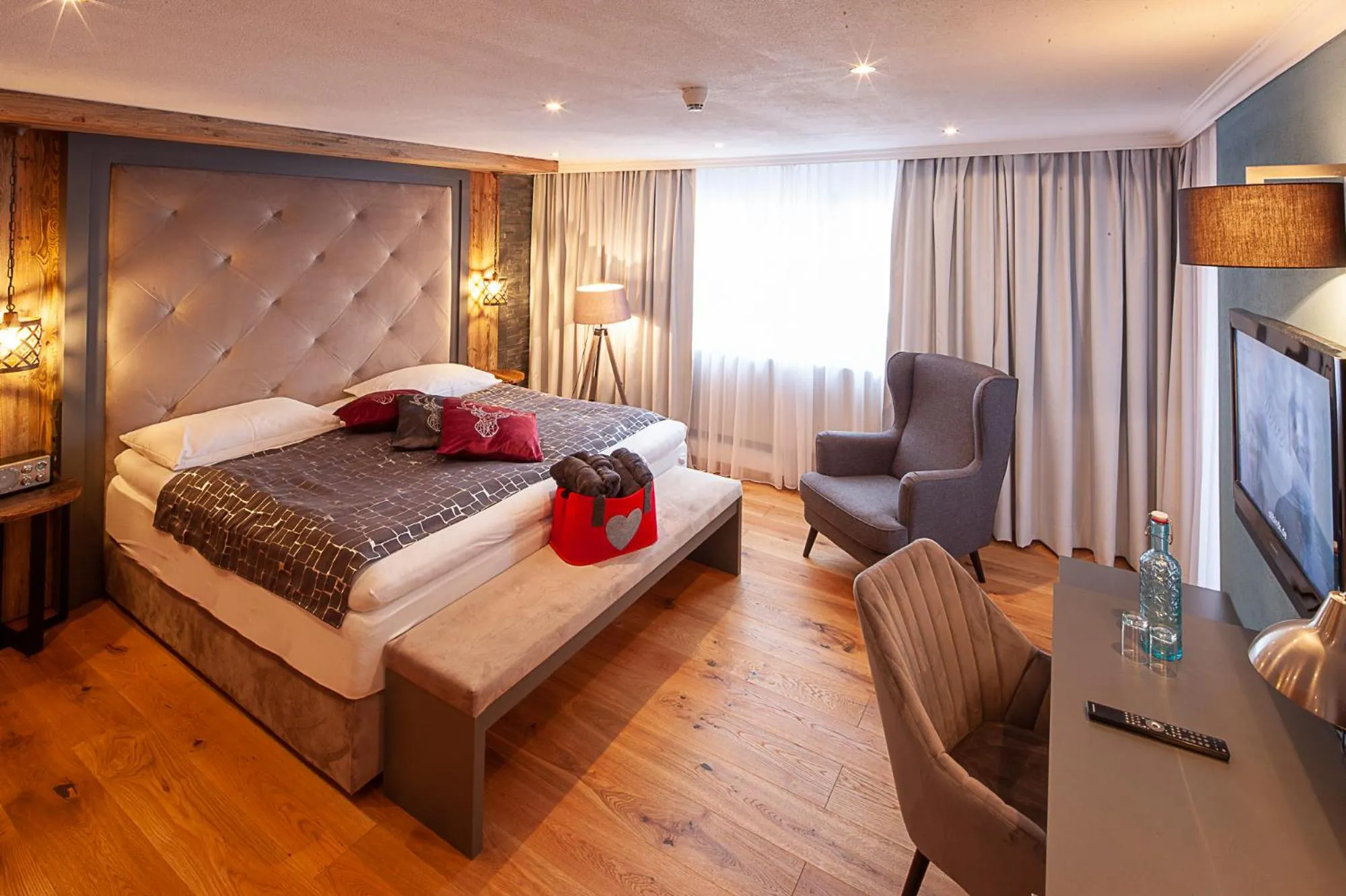 Photo of the whole room, Bed in Boutique Hotel die Mittagspitze Superior