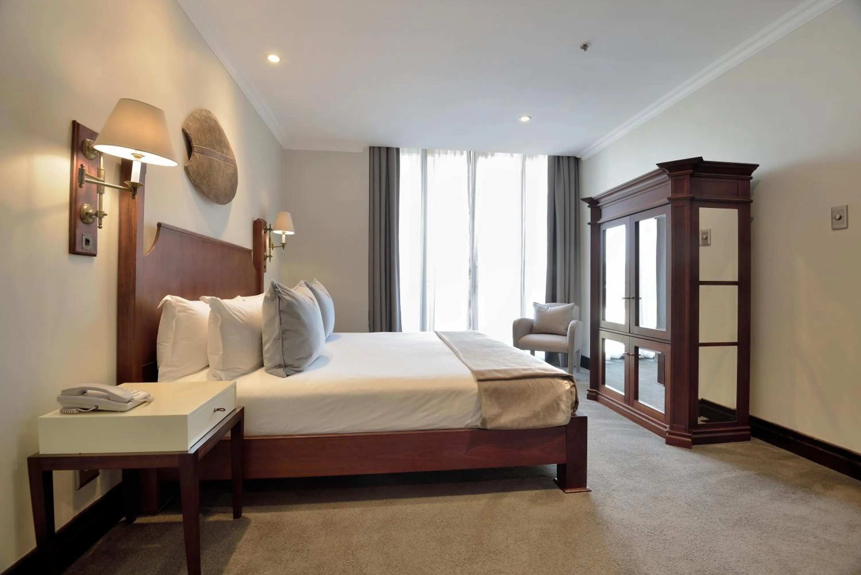 Photo of the whole room, Bed in The Michelangelo Towers