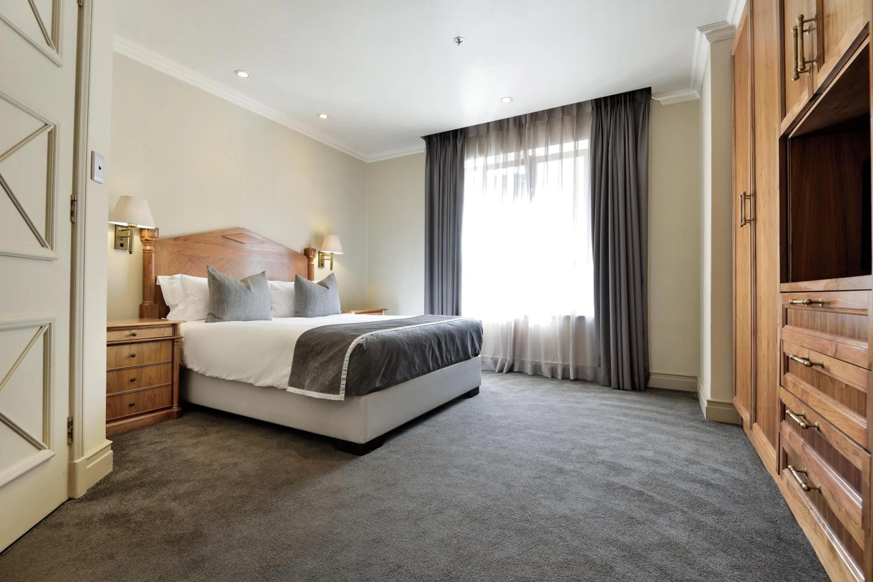 Photo of the whole room, Bed in The Michelangelo Towers