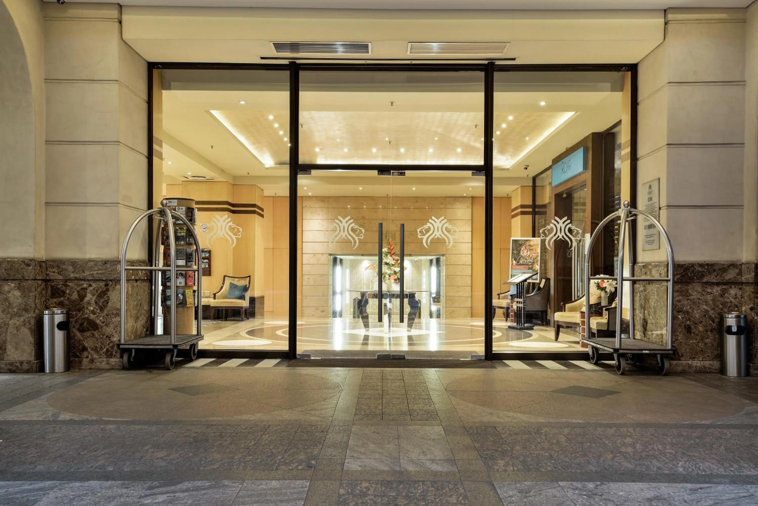 Lobby or reception in The Michelangelo Towers