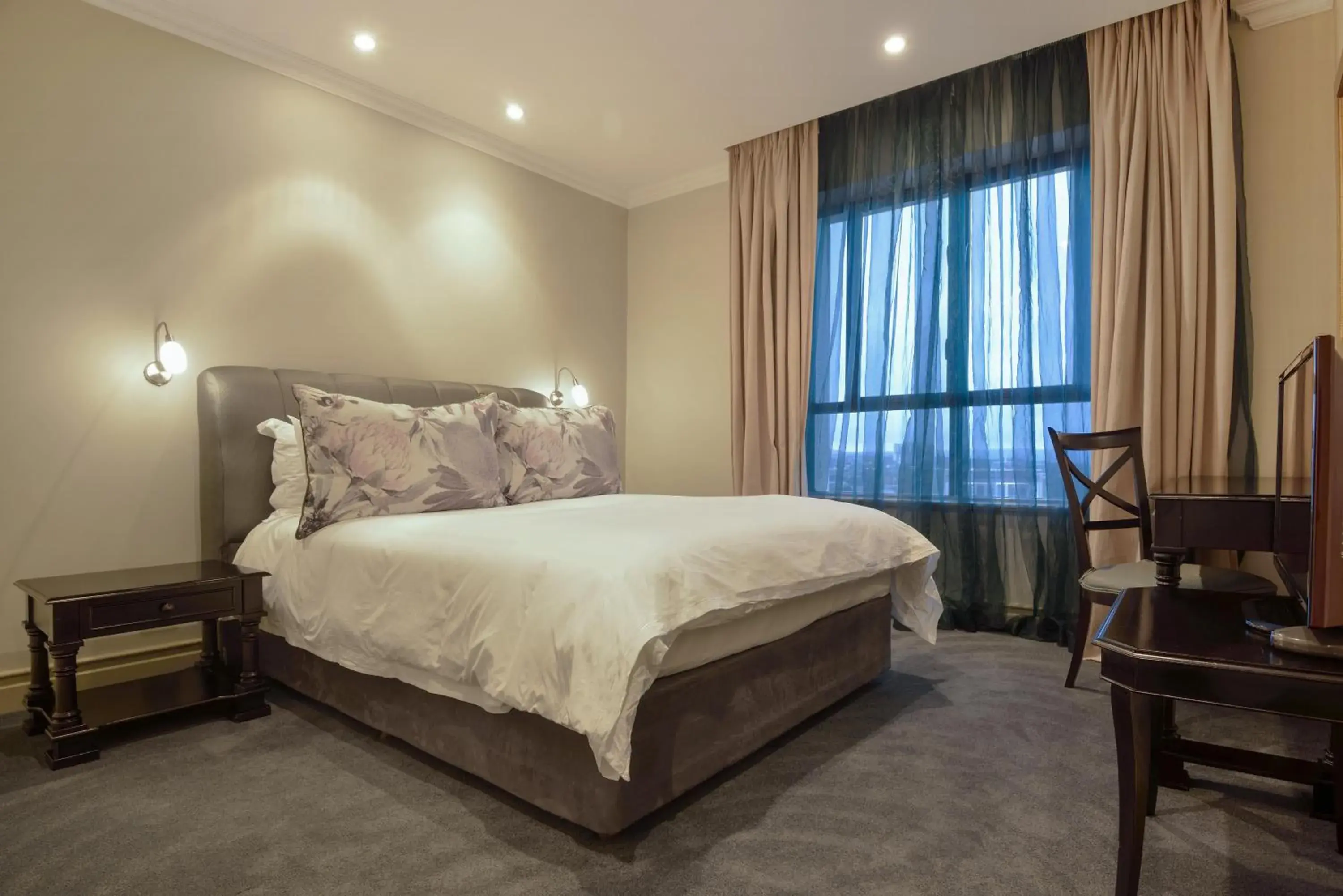 Photo of the whole room, Bed in The Michelangelo Towers Photo of the whole room, Bed in The Michelangelo Towers