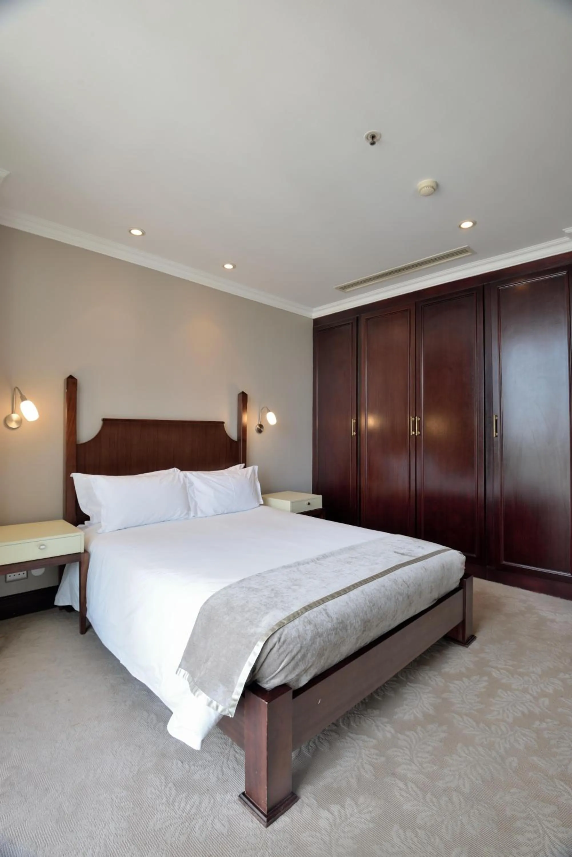 Photo of the whole room, Bed in The Michelangelo Towers