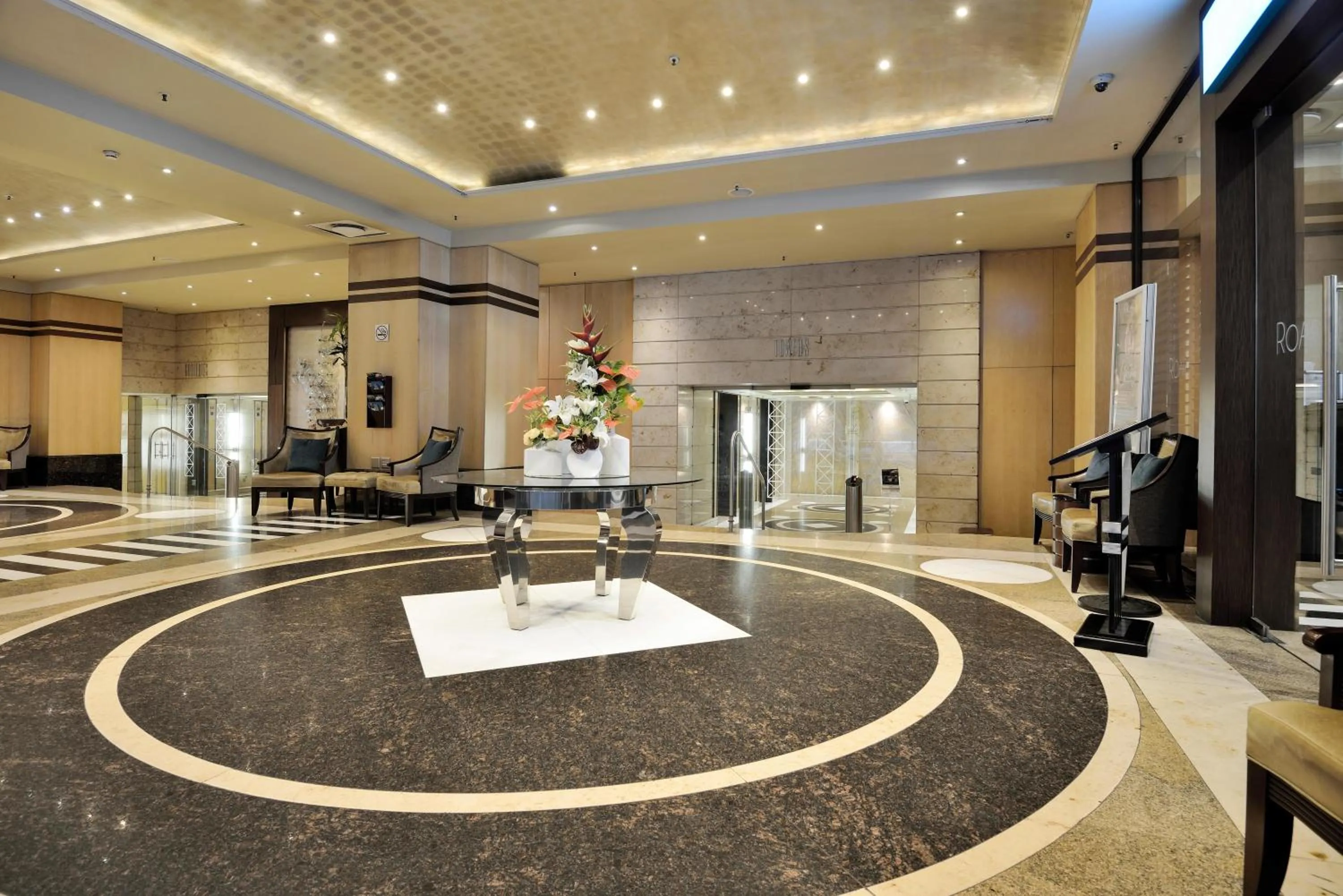 Lobby or reception in The Michelangelo Towers