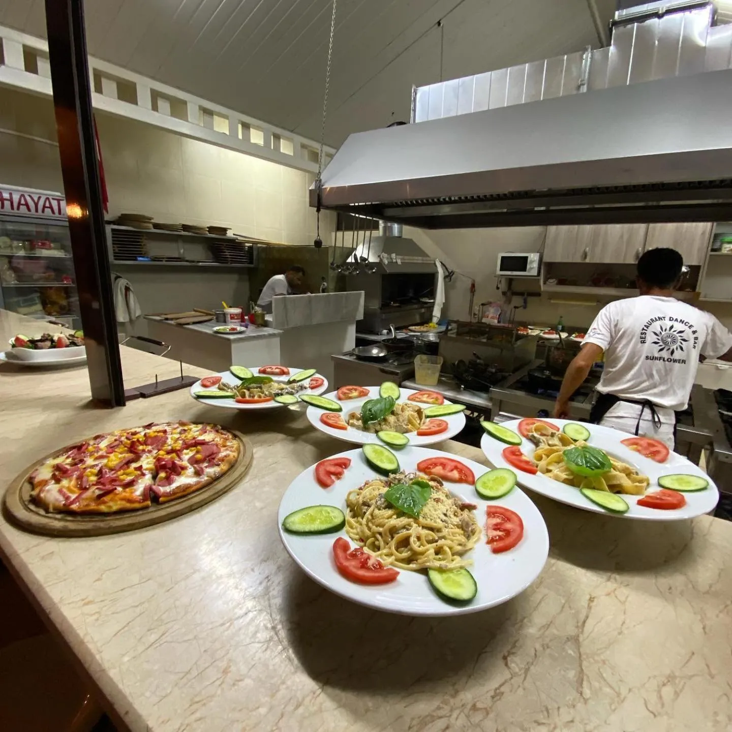 Restaurant/places to eat in Sun Flower Apart Hotel