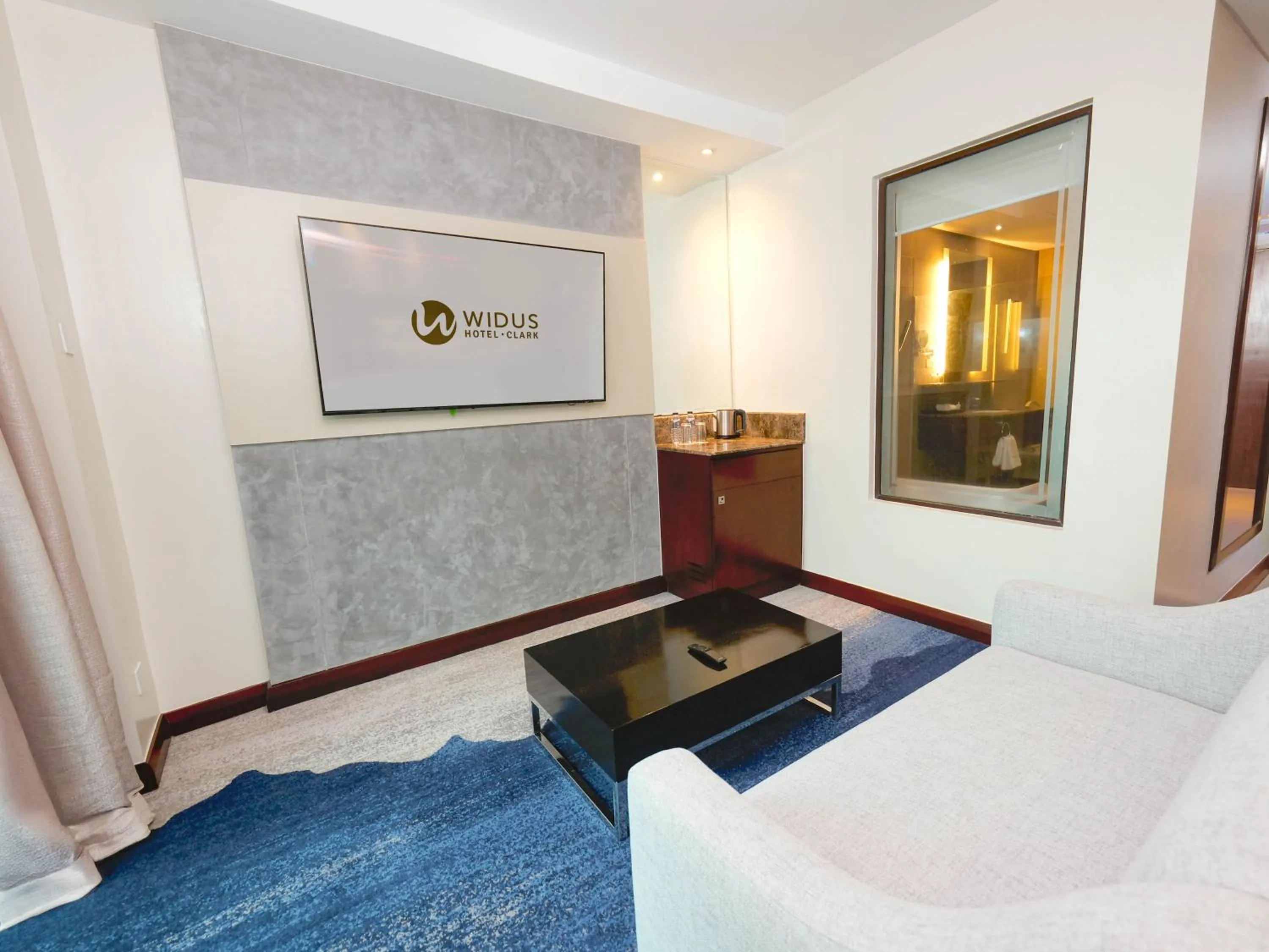 Living room, Bed in Widus Hotel Clark