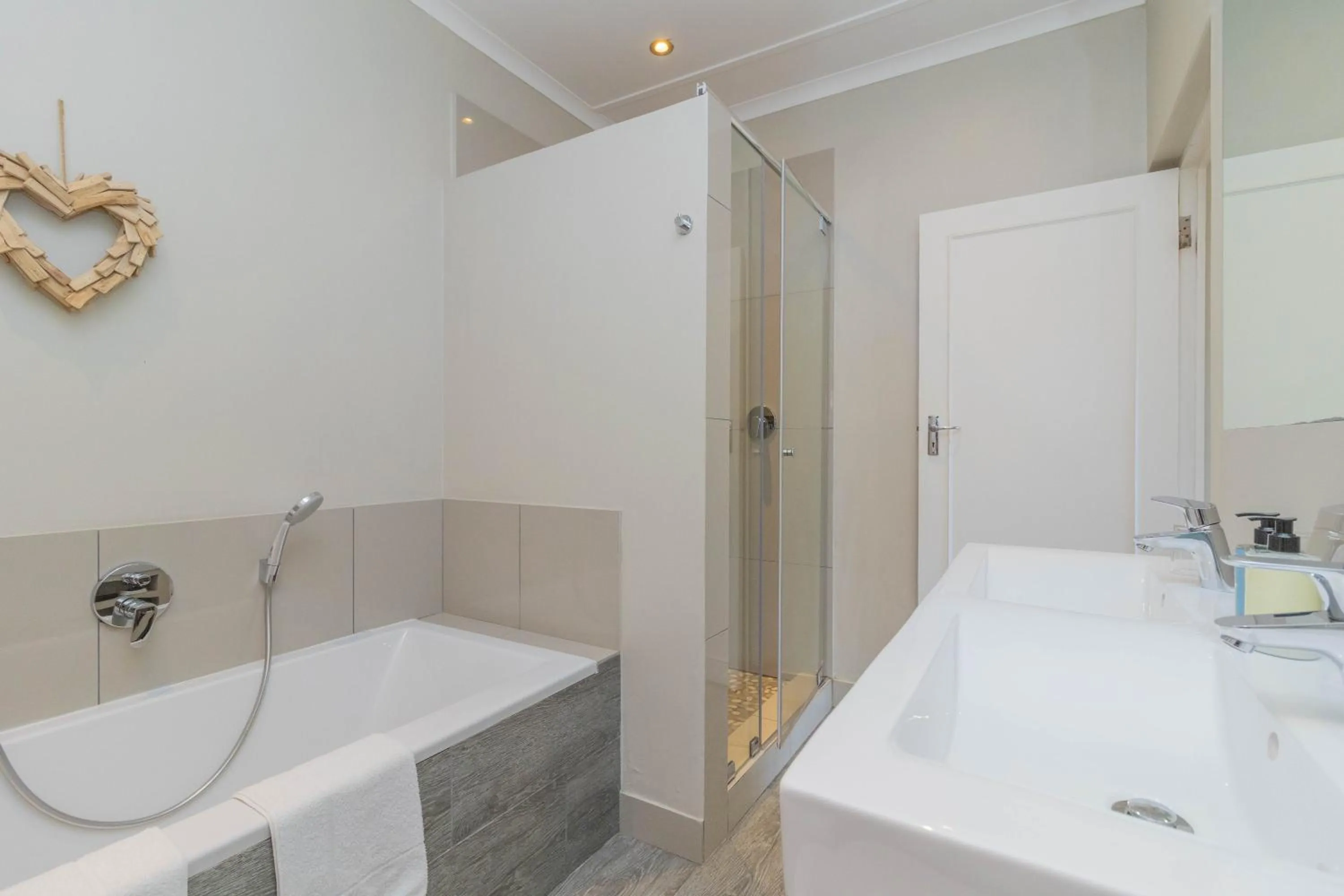 Shower in Whale Rock Luxury Lodge