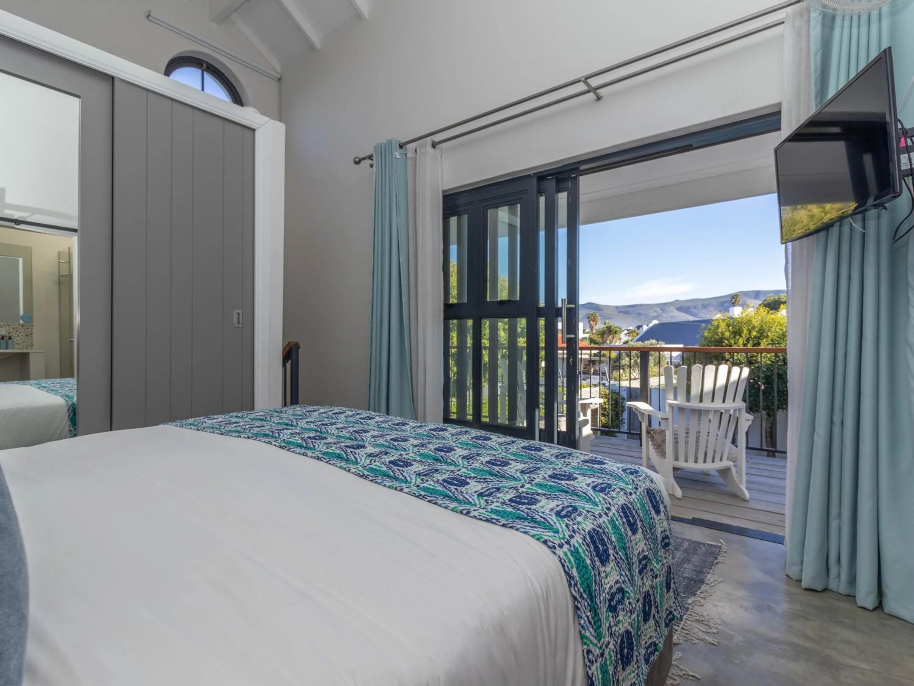 Bed in Whale Rock Luxury Lodge