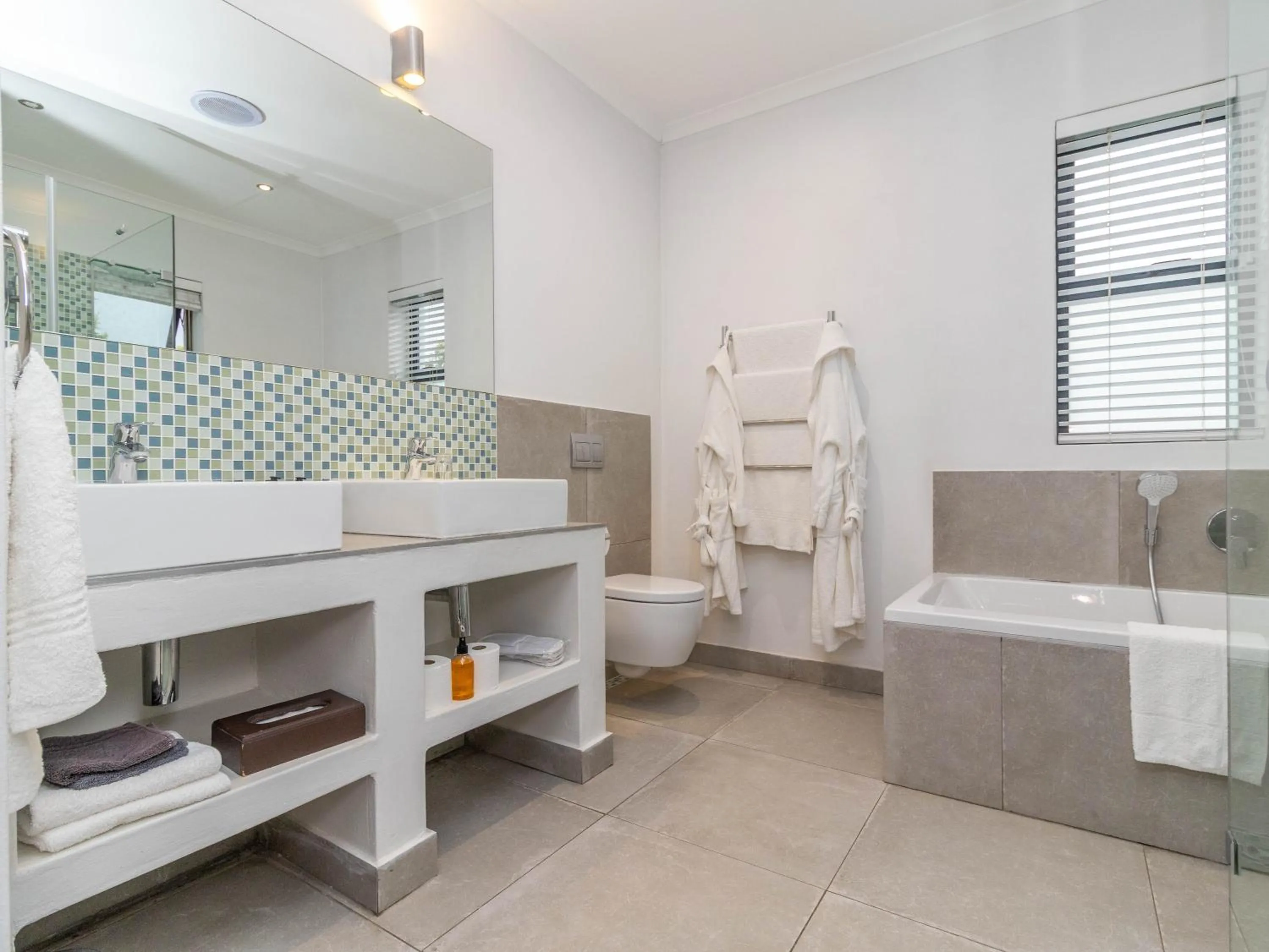 Shower in Whale Rock Luxury Lodge