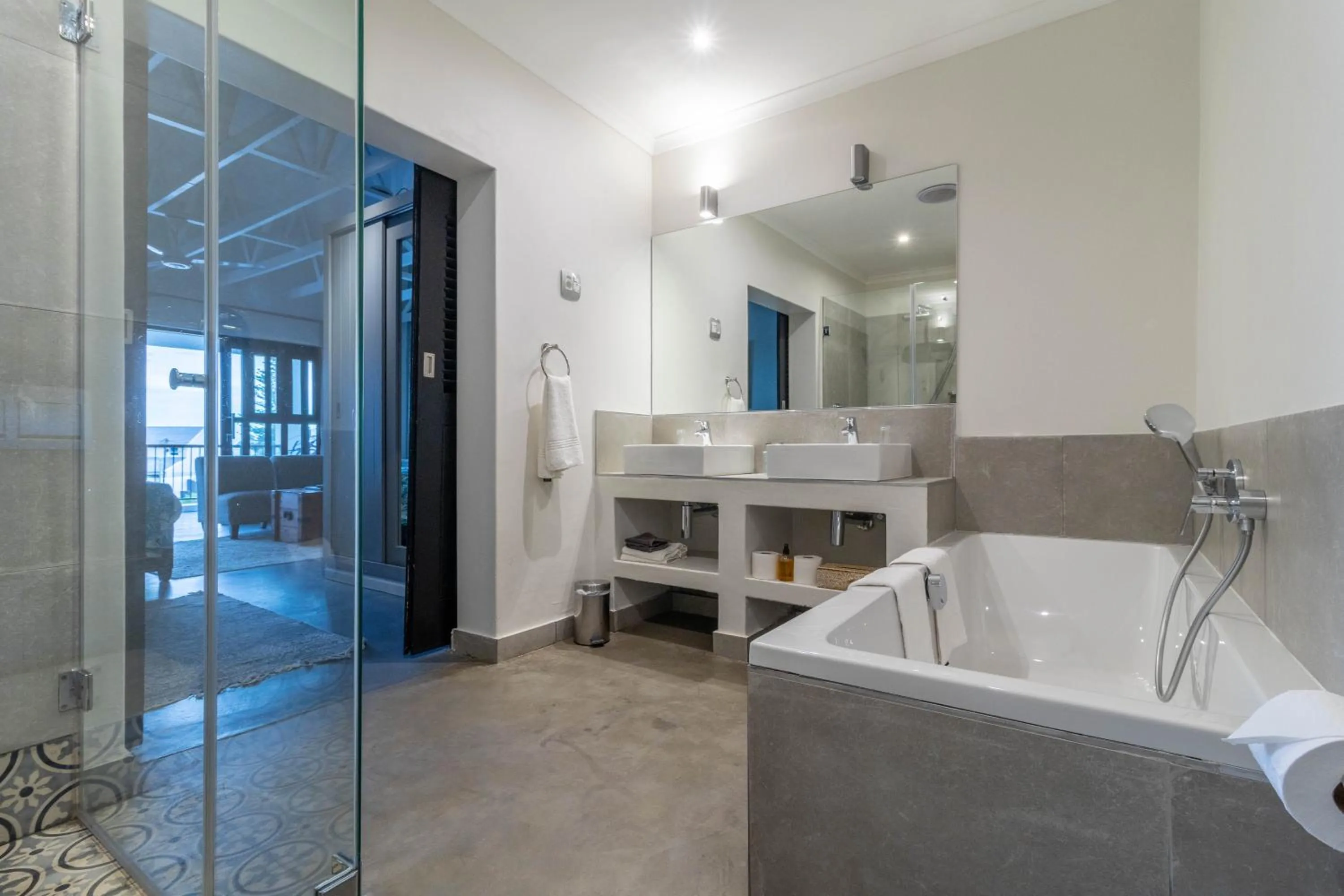 Shower in Whale Rock Luxury Lodge