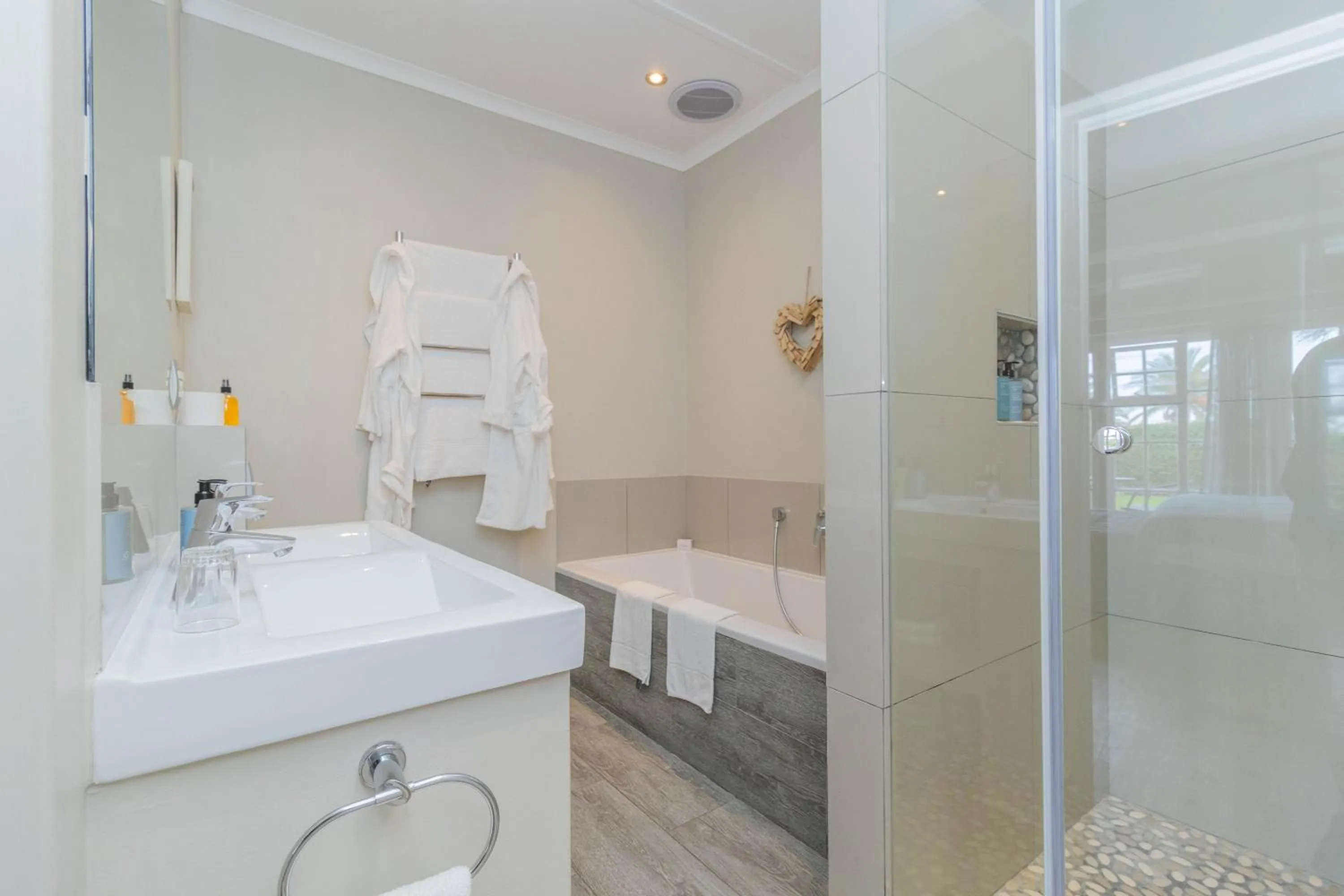 Shower in Whale Rock Luxury Lodge