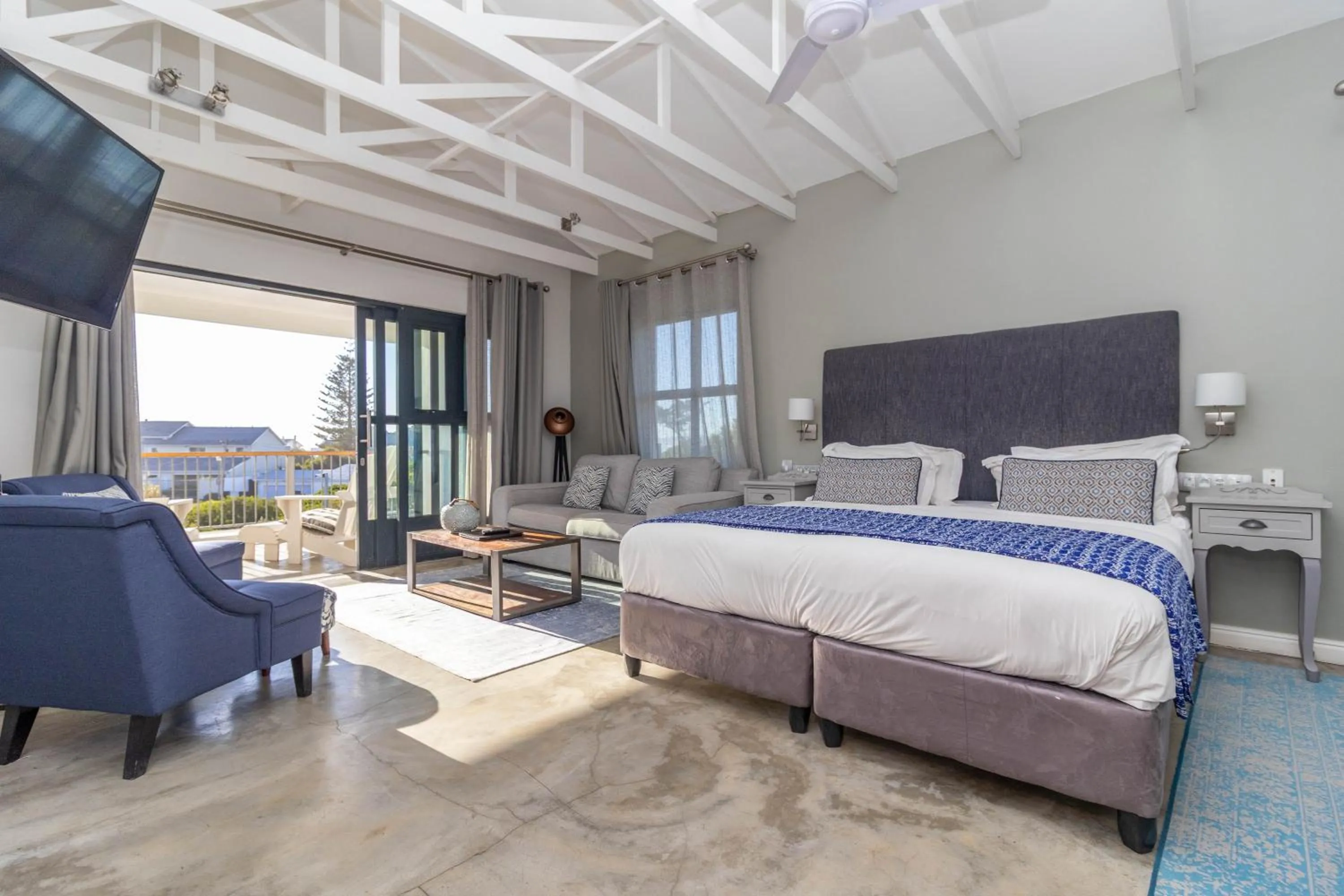 Bed in Whale Rock Luxury Lodge