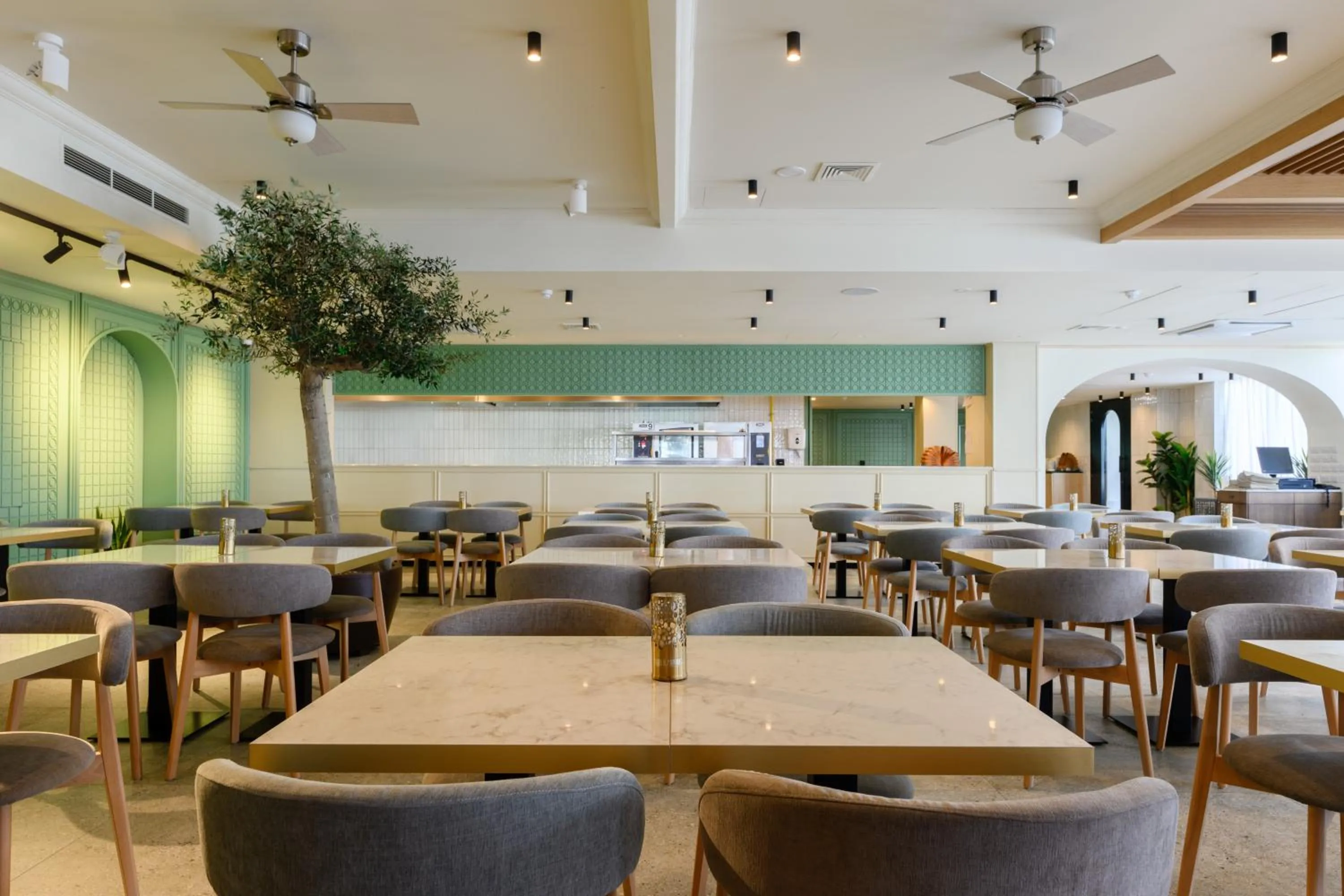 Restaurant/places to eat in QAWRA Palace Resort & SPA