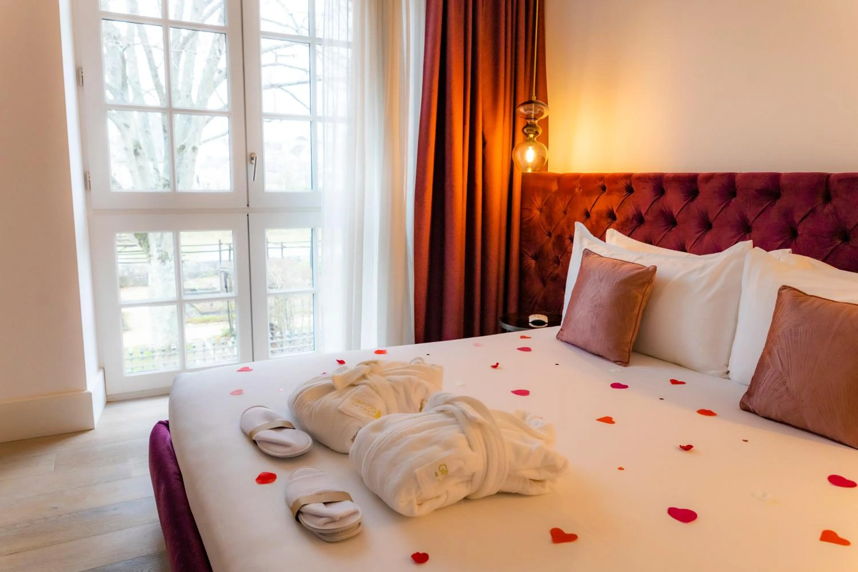 View (from property/room), Bed in Hôtel Ginkgo - SPA Biloba