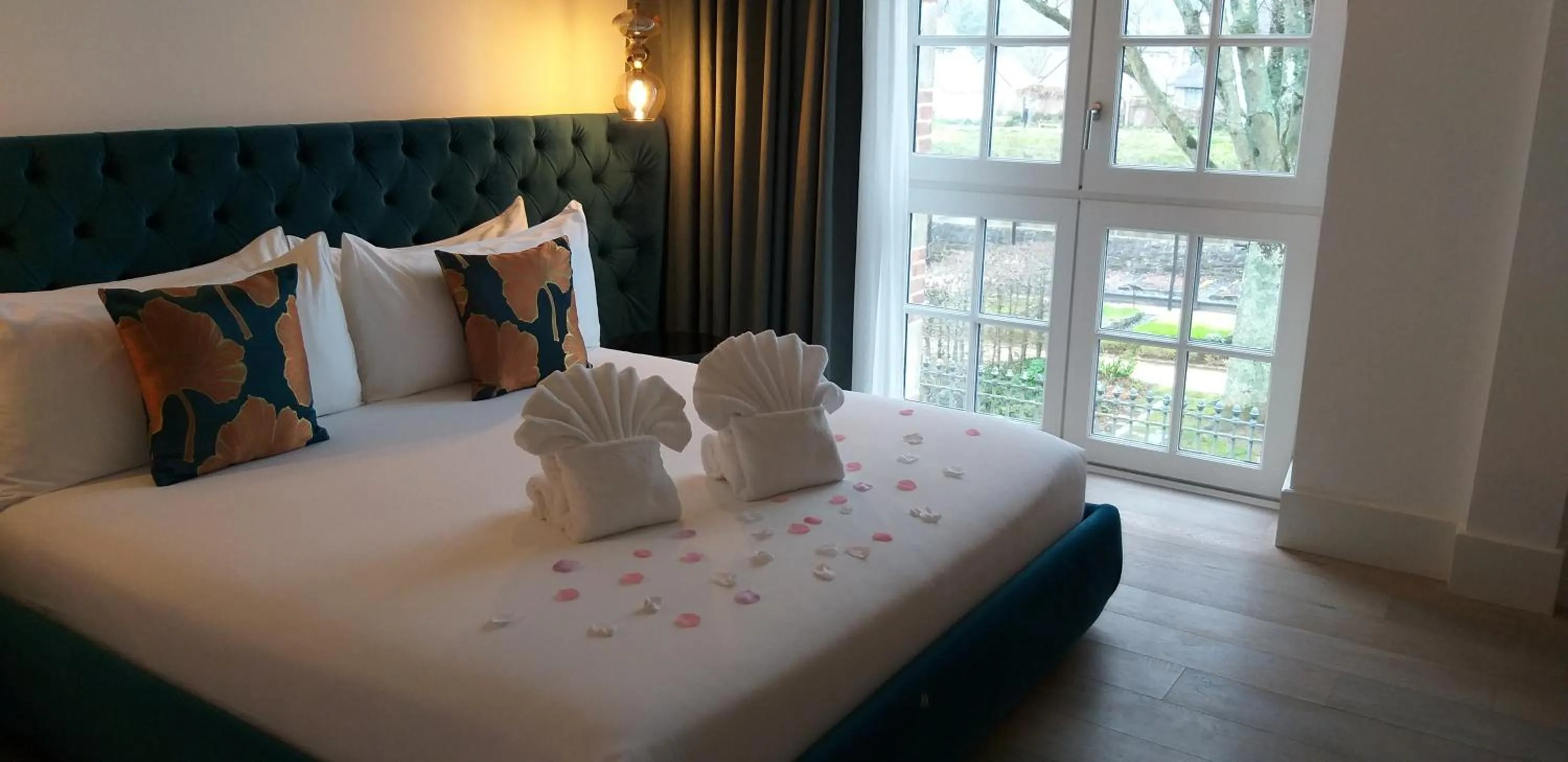 Garden view, Bed in Hôtel Ginkgo - SPA Biloba