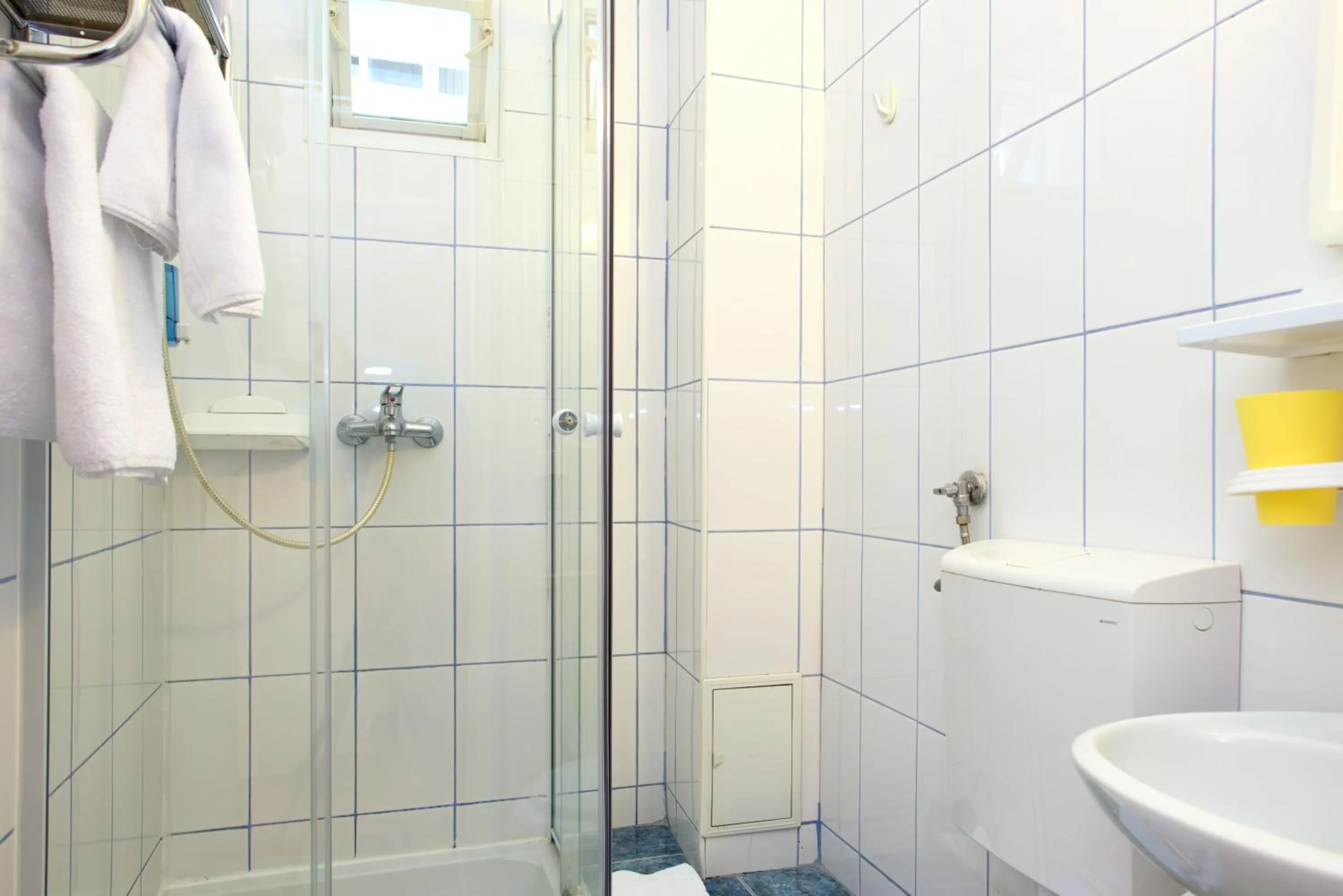 Bathroom in Pensiunea Leo