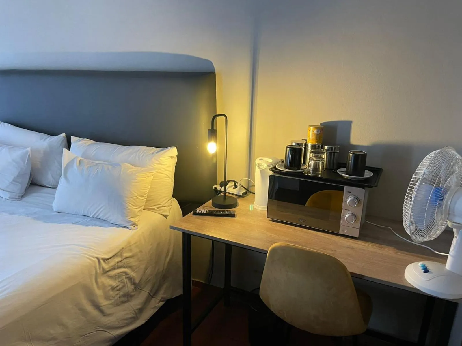 Kitchen or kitchenette, Bed in The Wild Peach - Menlyn