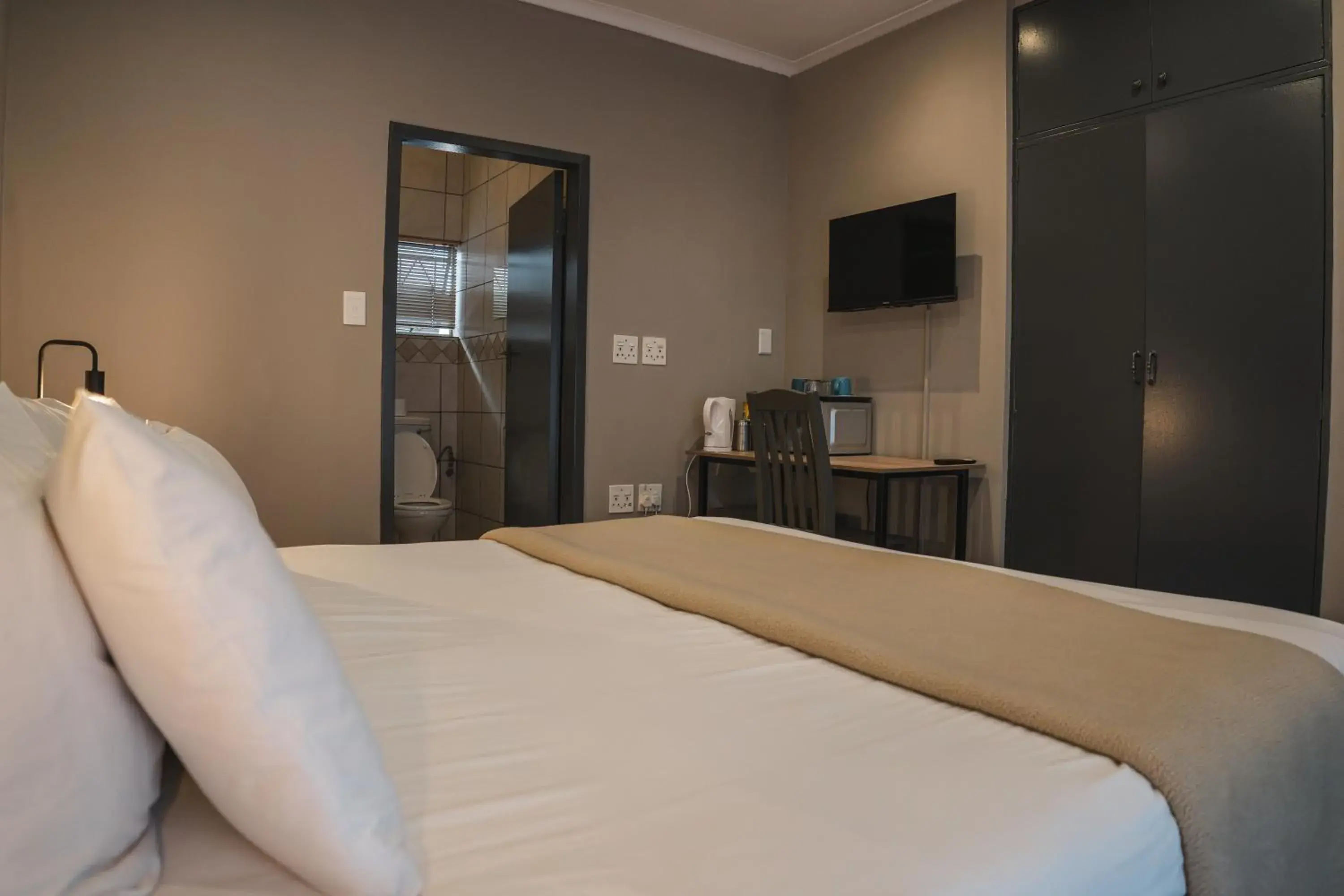 Photo of the whole room, Bed in The Wild Peach - Menlyn Photo of the whole room, Bed in The Wild Peach - Menlyn